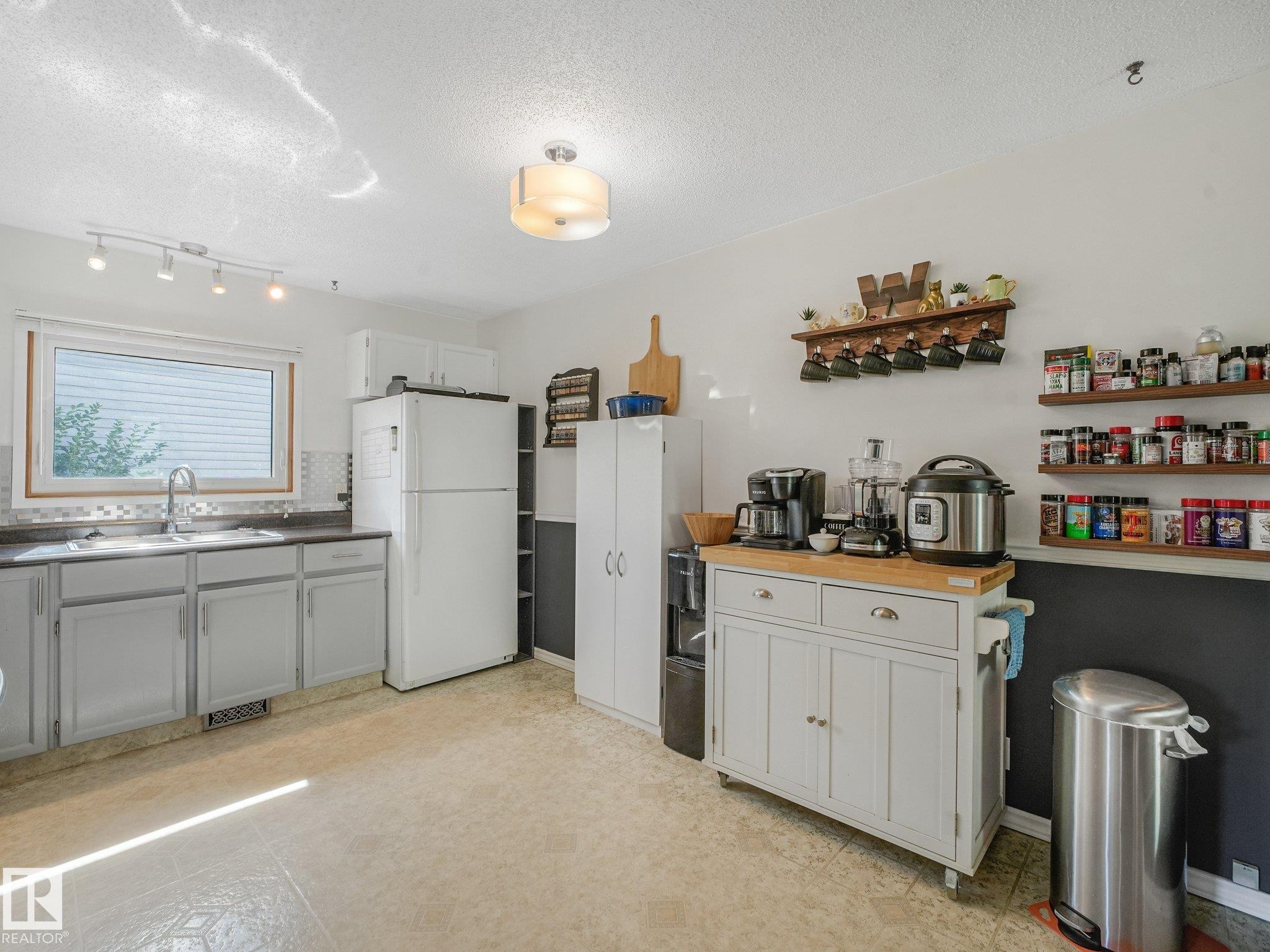 3527 41 Avenue Nw, Edmonton, AB - Indoor Photo Showing Kitchen