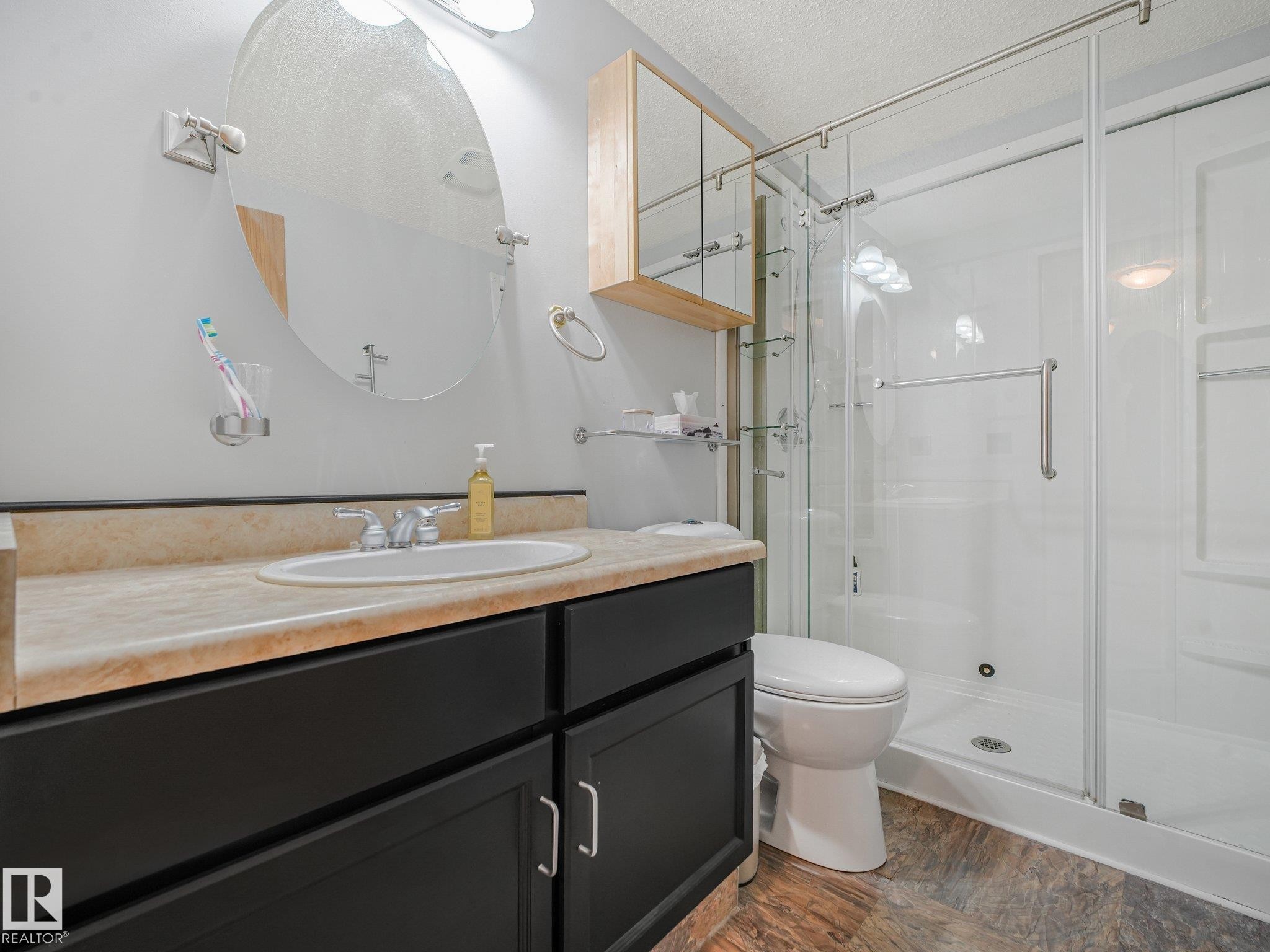 3527 41 Avenue Nw, Edmonton, AB - Indoor Photo Showing Bathroom