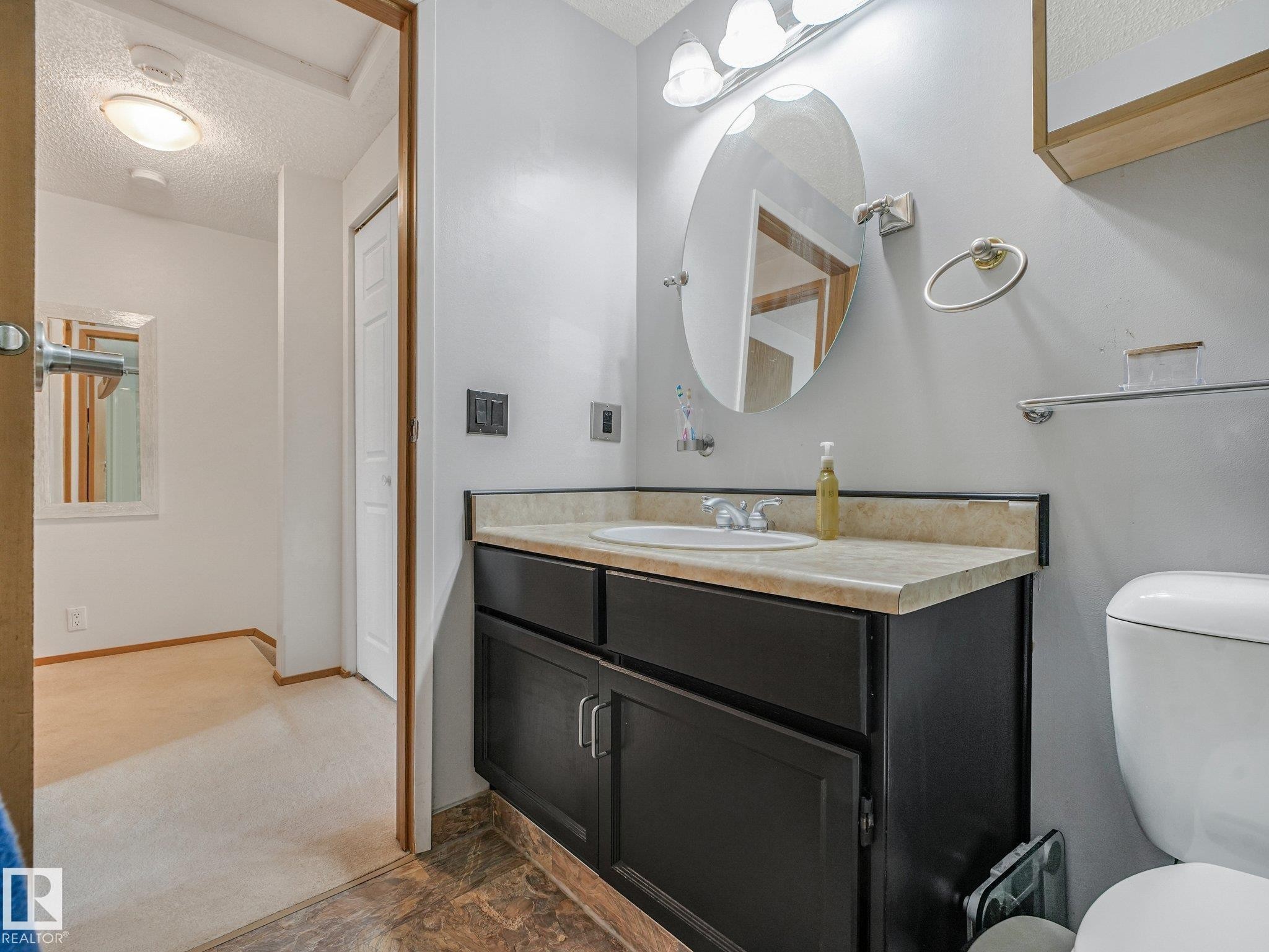 3527 41 Avenue Nw, Edmonton, AB - Indoor Photo Showing Bathroom