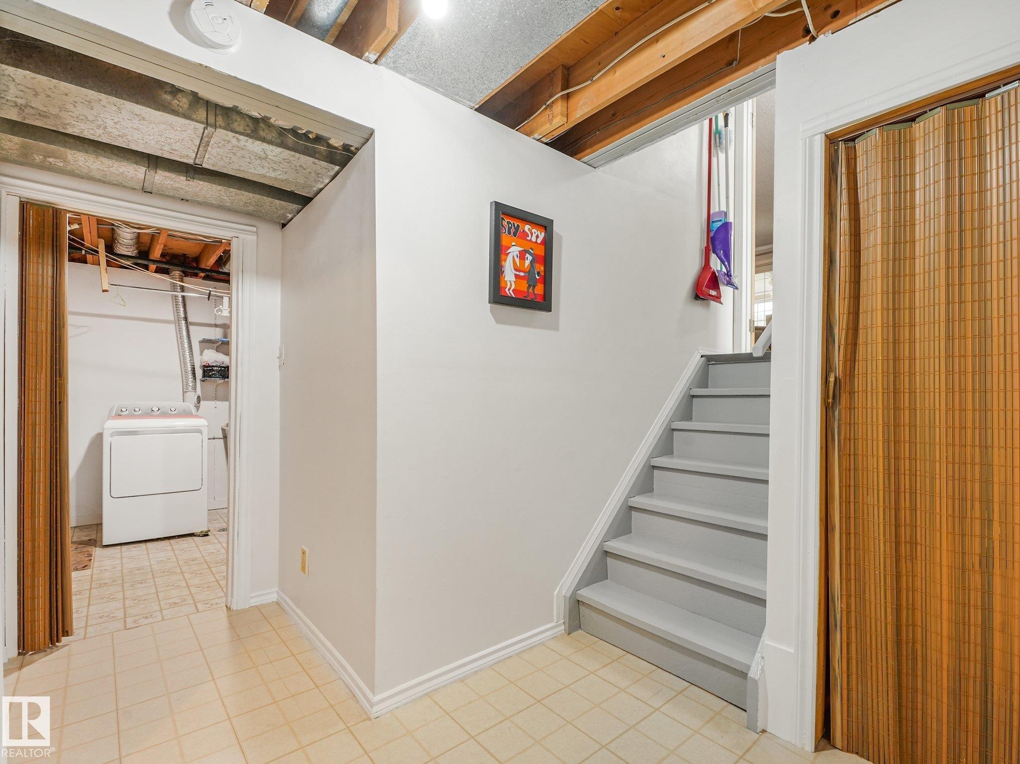 3527 41 Avenue Nw, Edmonton, AB - Indoor