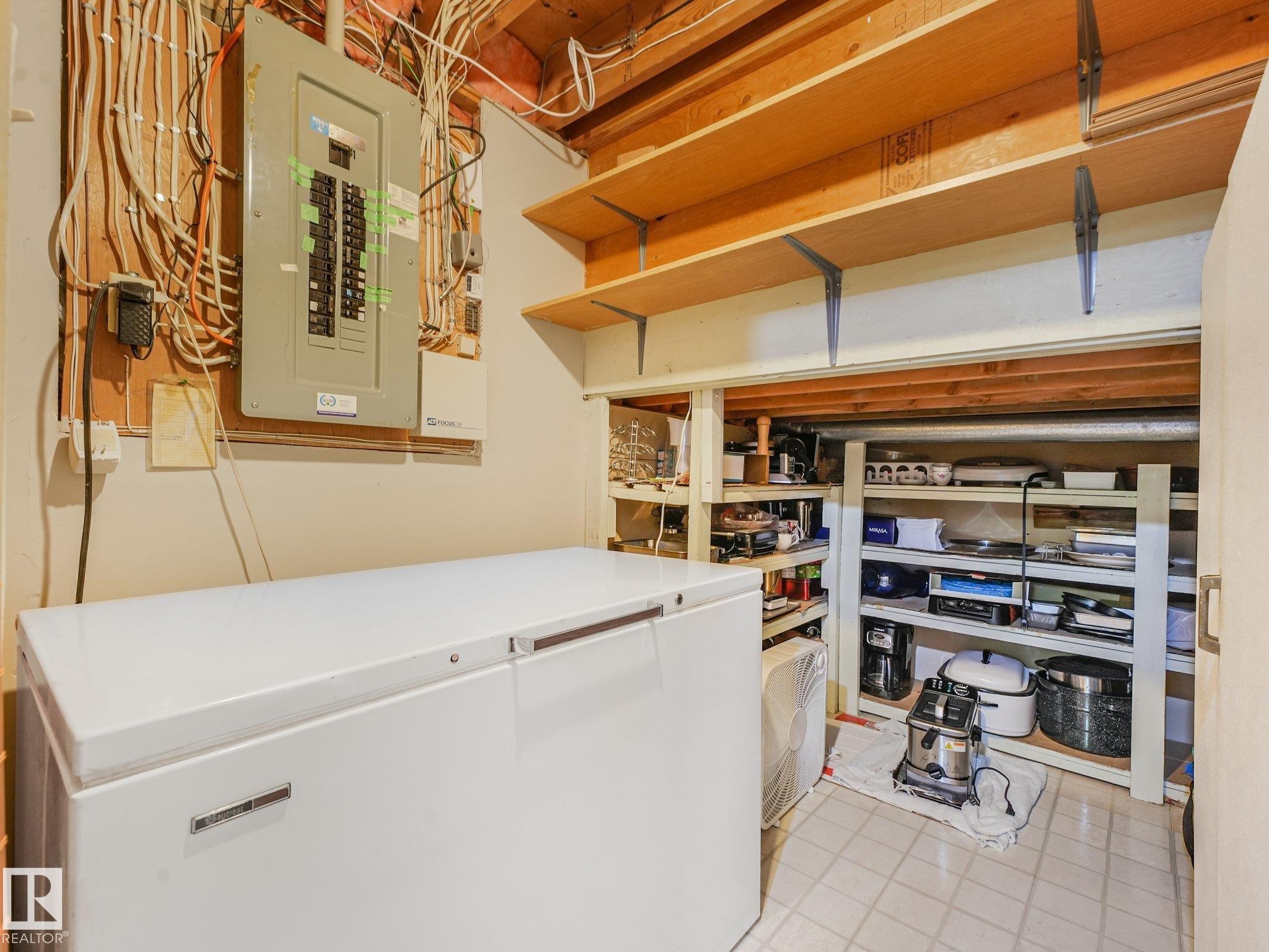 3527 41 Avenue Nw, Edmonton, AB - Indoor