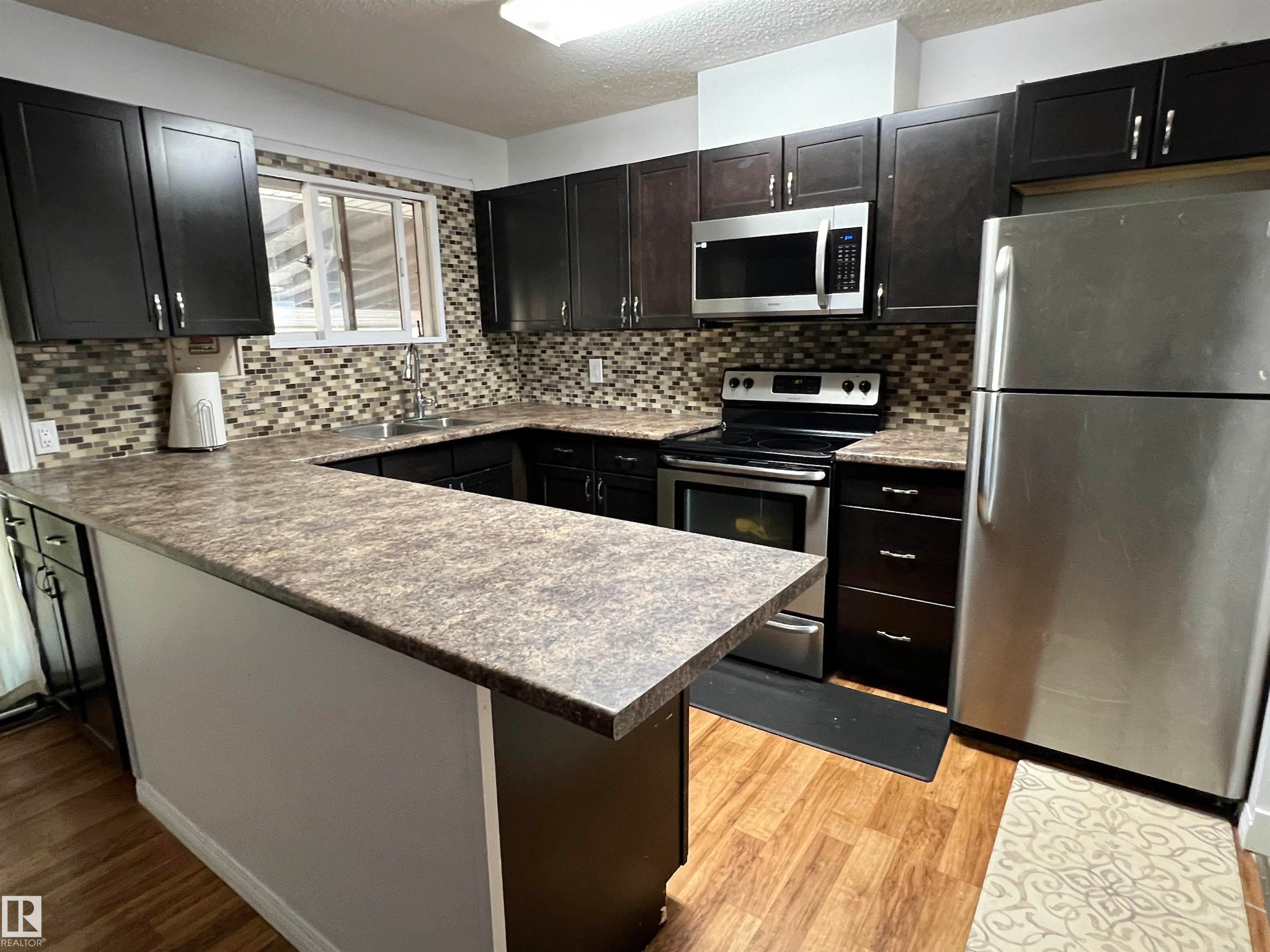 4764 43 St., Drayton Valley, AB - Indoor Photo Showing Kitchen With Double Sink With Upgraded Kitchen
