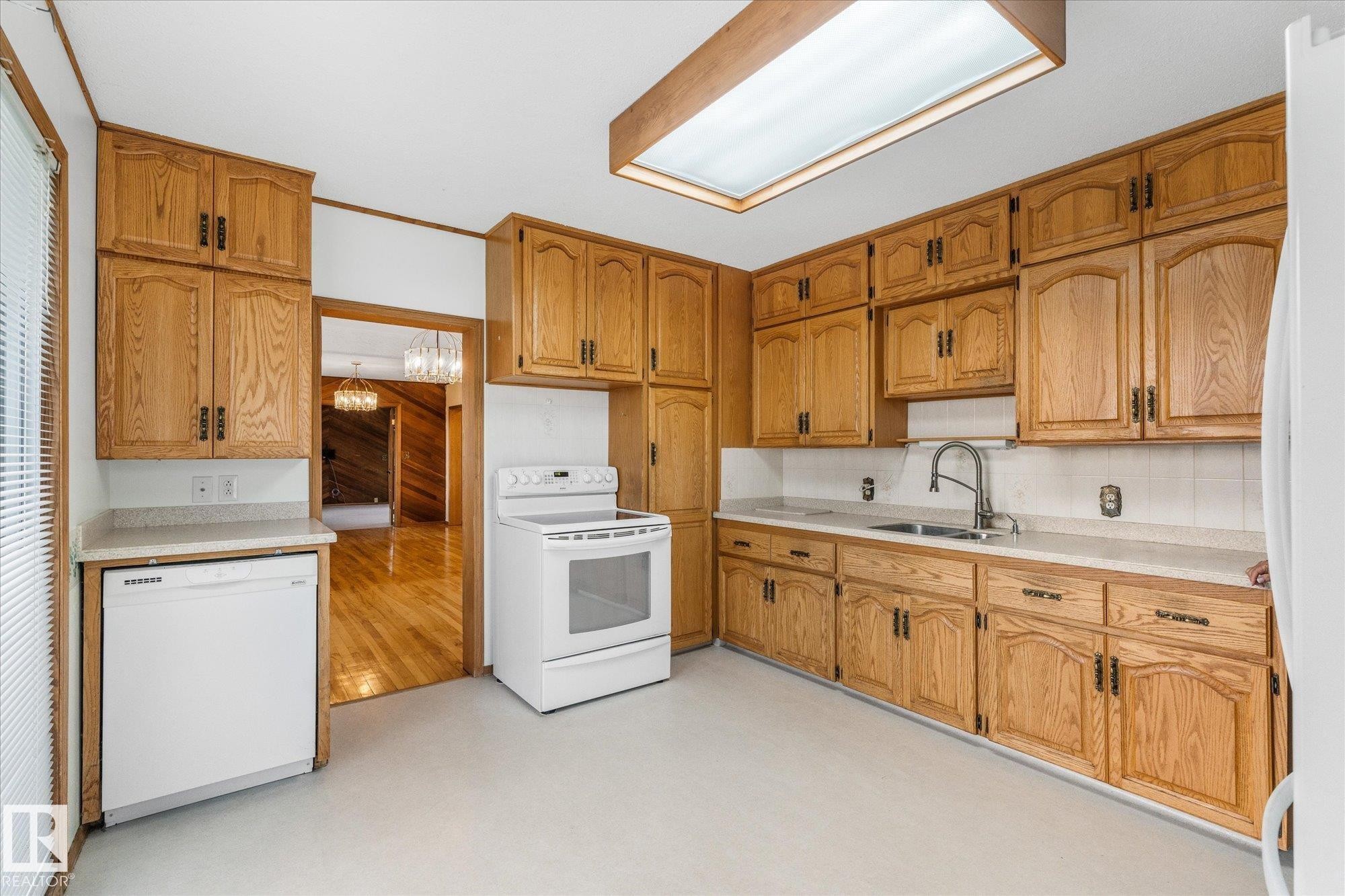 53006 Rge Road 14, Rural Parkland County, AB - Indoor Photo Showing Kitchen With Double Sink
