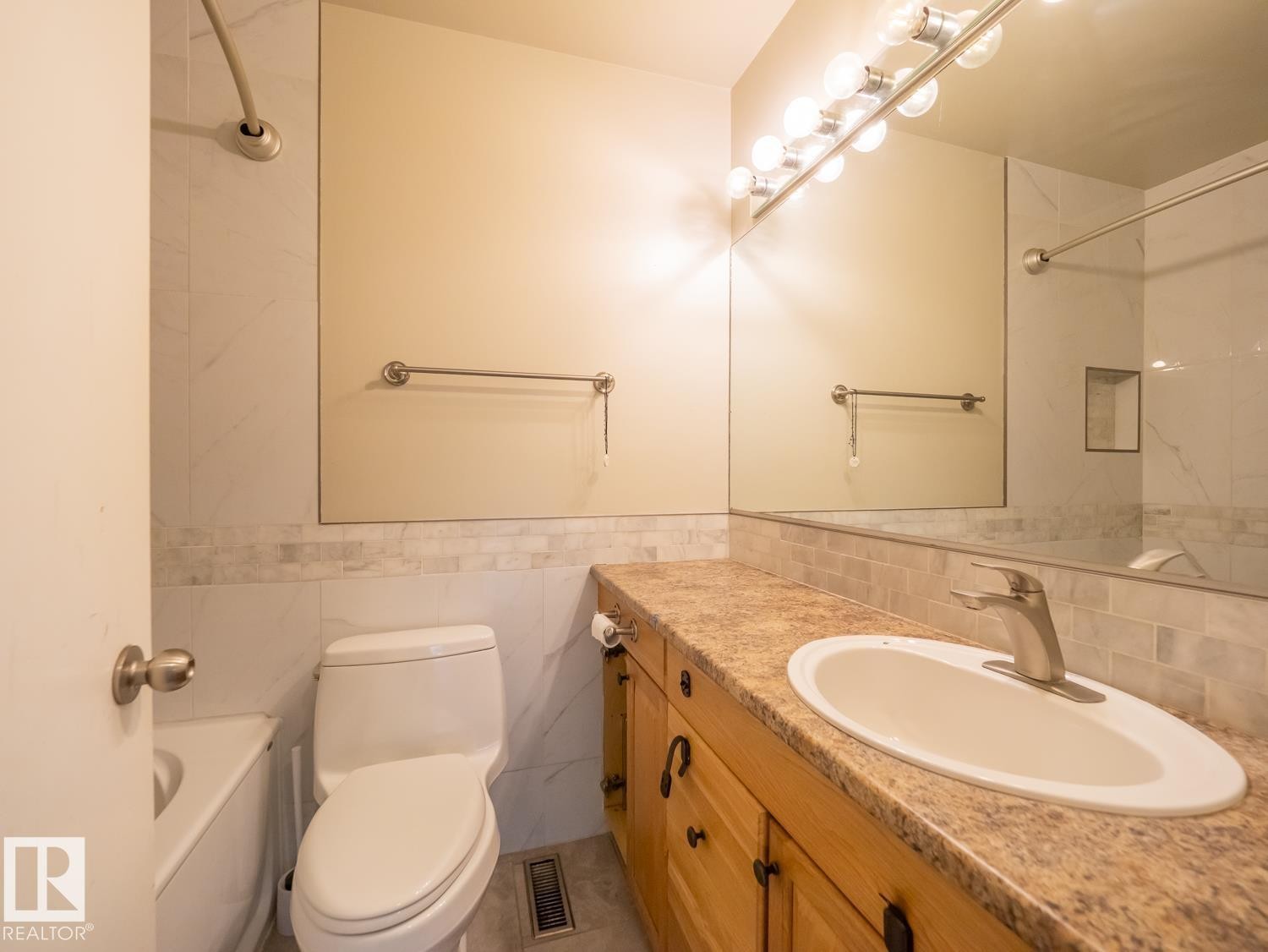 208 Grandin Village, St. Albert, AB - Indoor Photo Showing Bathroom