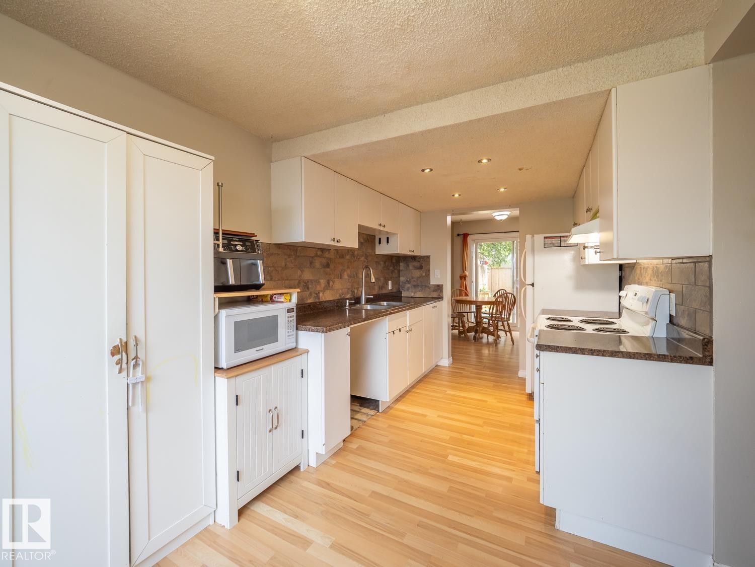 208 Grandin Village, St. Albert, AB - Indoor Photo Showing Kitchen With Double Sink