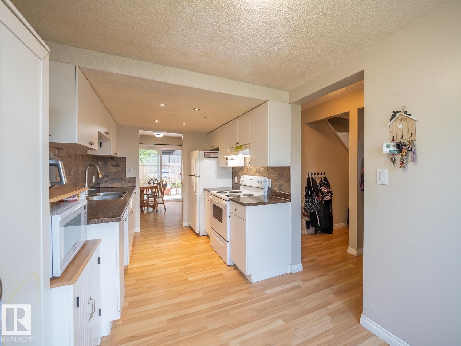208 Grandin Village, St. Albert, AB - Indoor Photo Showing Kitchen