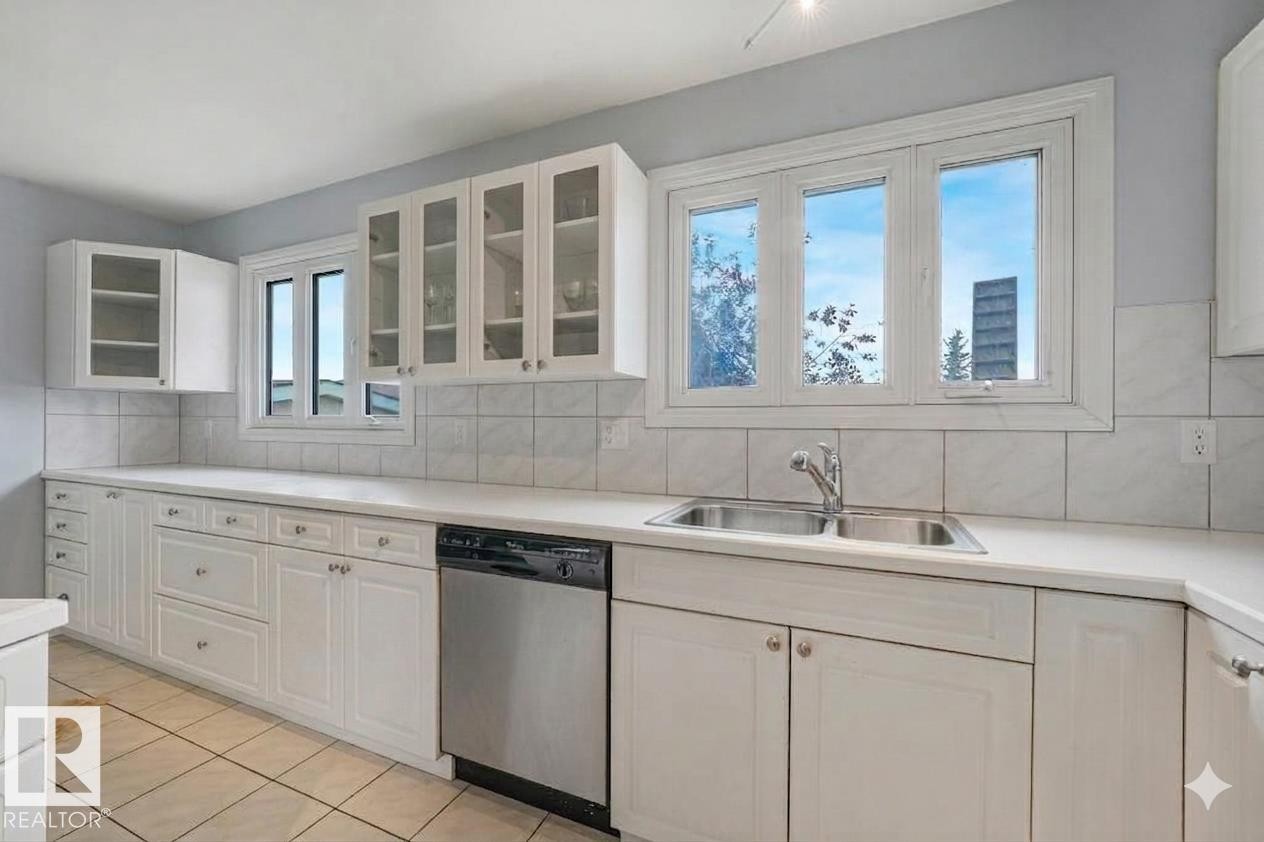 8712 137 Avenue Nw, Edmonton, AB - Indoor Photo Showing Kitchen With Double Sink