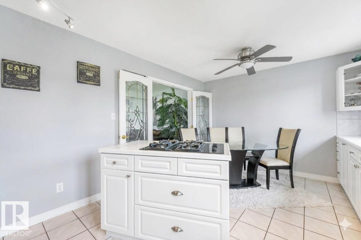 8712 137 Avenue Nw, Edmonton, AB - Indoor
