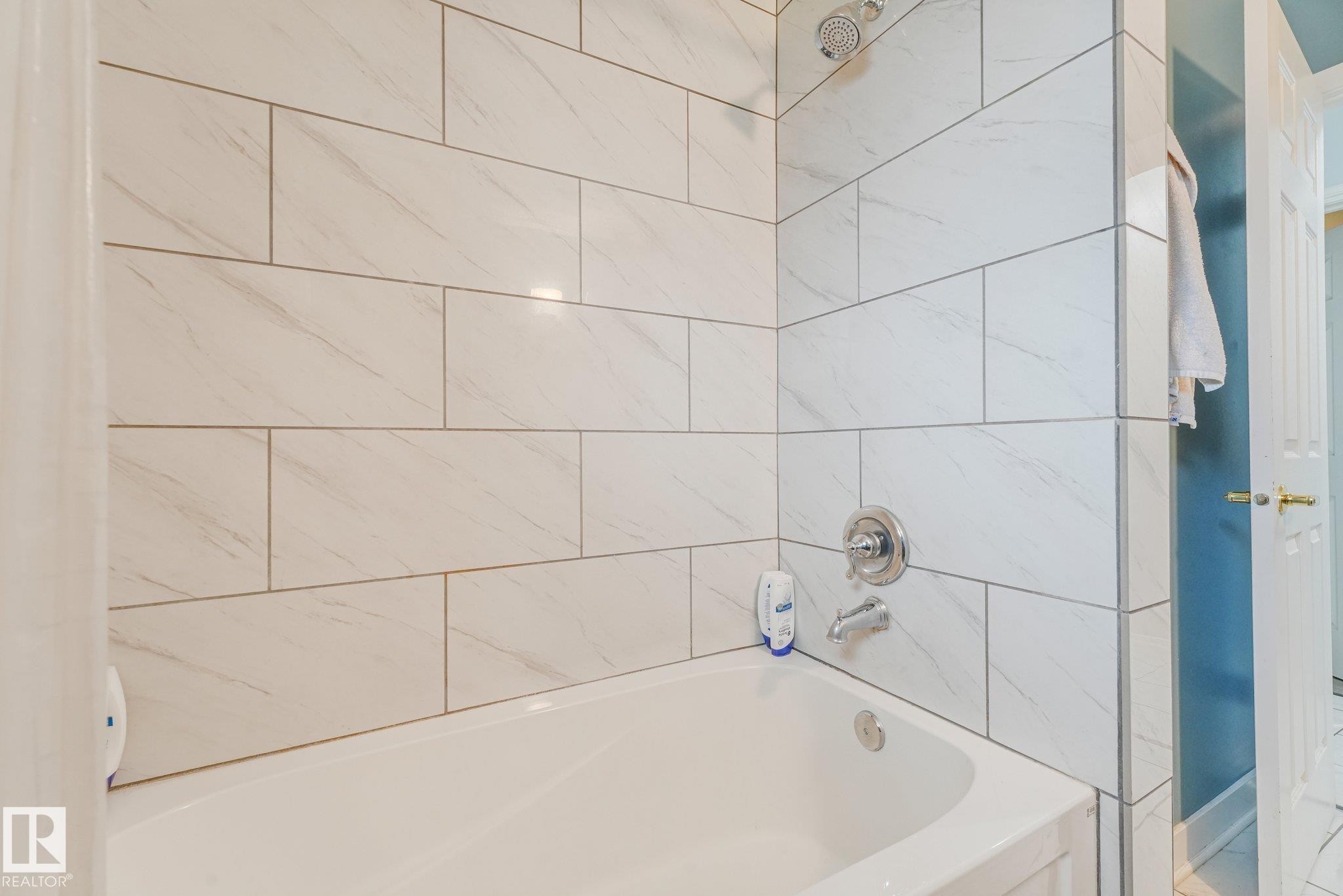8712 137 Avenue Nw, Edmonton, AB - Indoor Photo Showing Bathroom