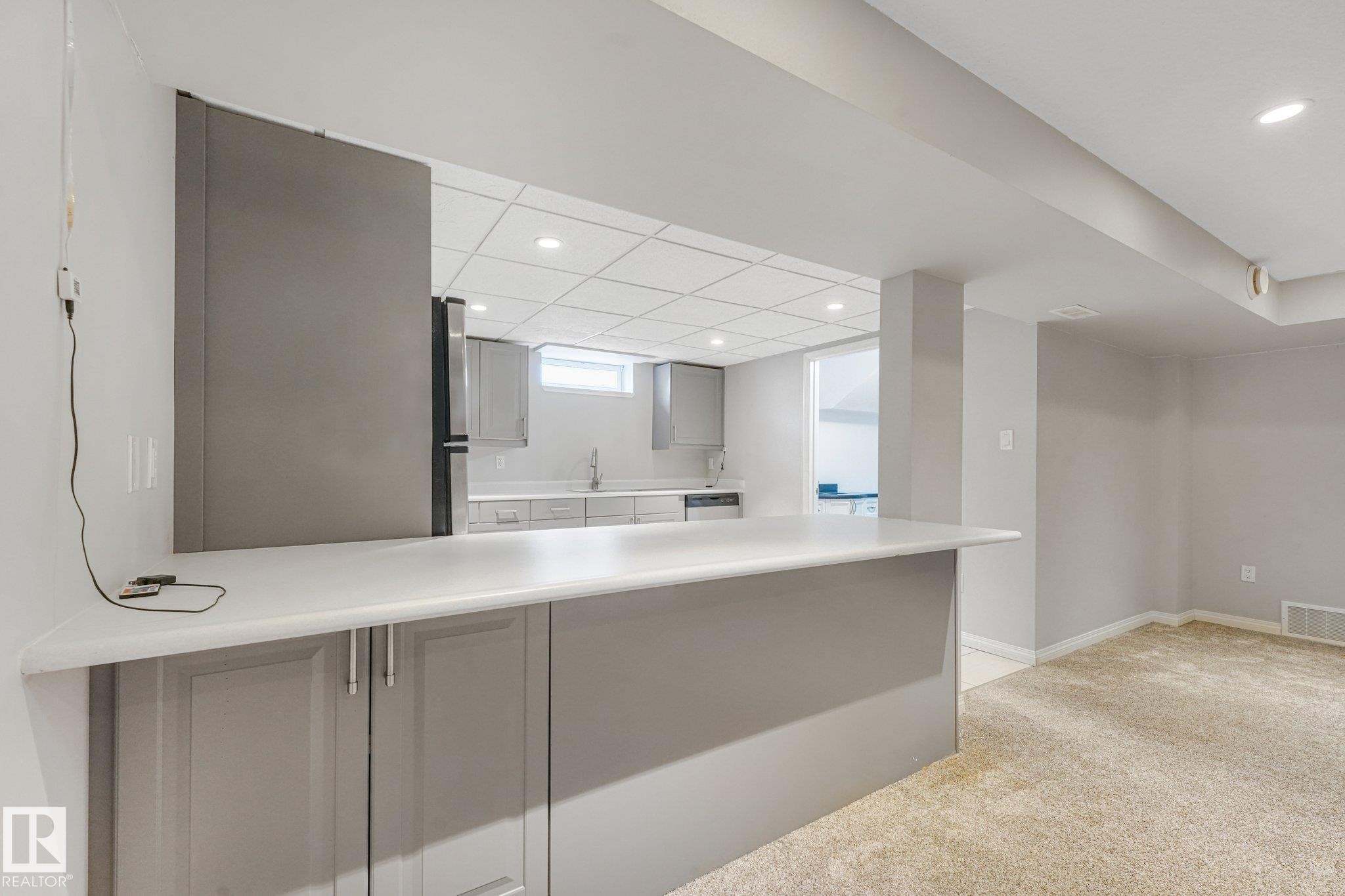 8712 137 Avenue Nw, Edmonton, AB - Indoor