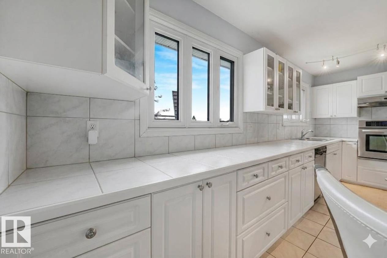 8712 137 Avenue Nw, Edmonton, AB - Indoor Photo Showing Kitchen