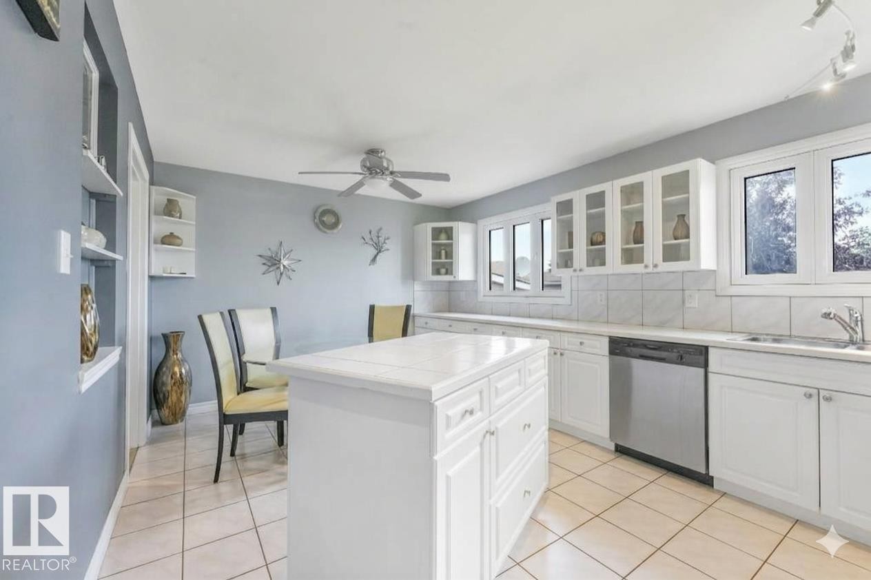 8712 137 Avenue Nw, Edmonton, AB - Indoor Photo Showing Kitchen