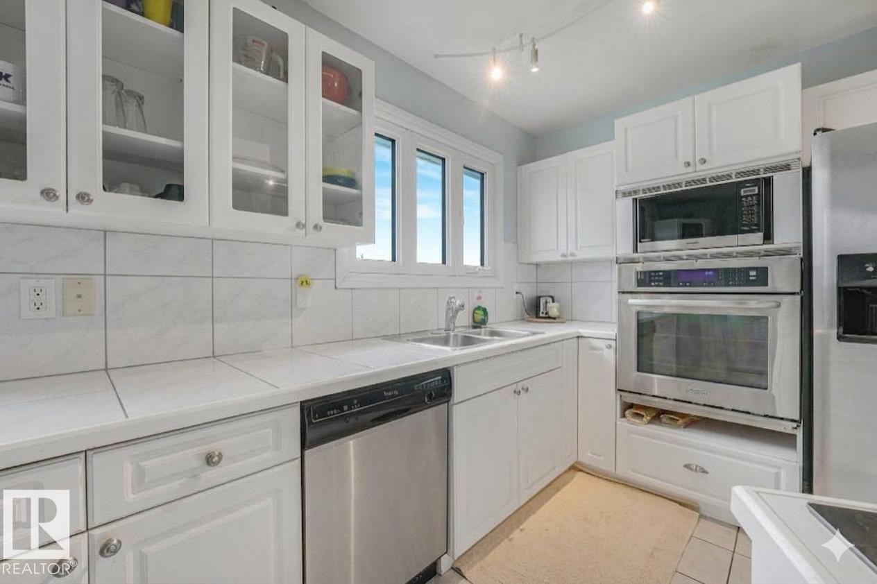 8712 137 Avenue Nw, Edmonton, AB - Indoor Photo Showing Kitchen With Double Sink