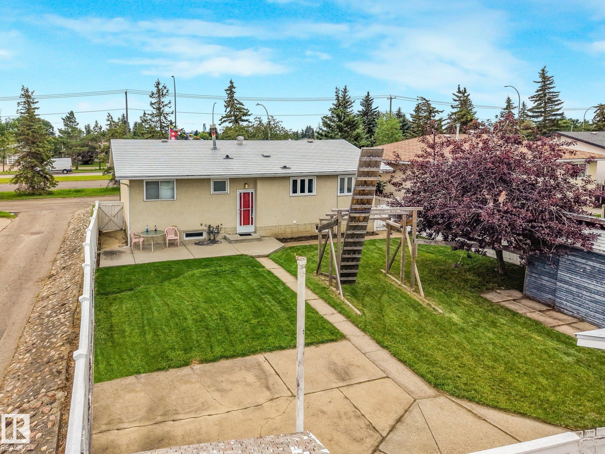 8712 137 Avenue Nw, Edmonton, AB - Outdoor