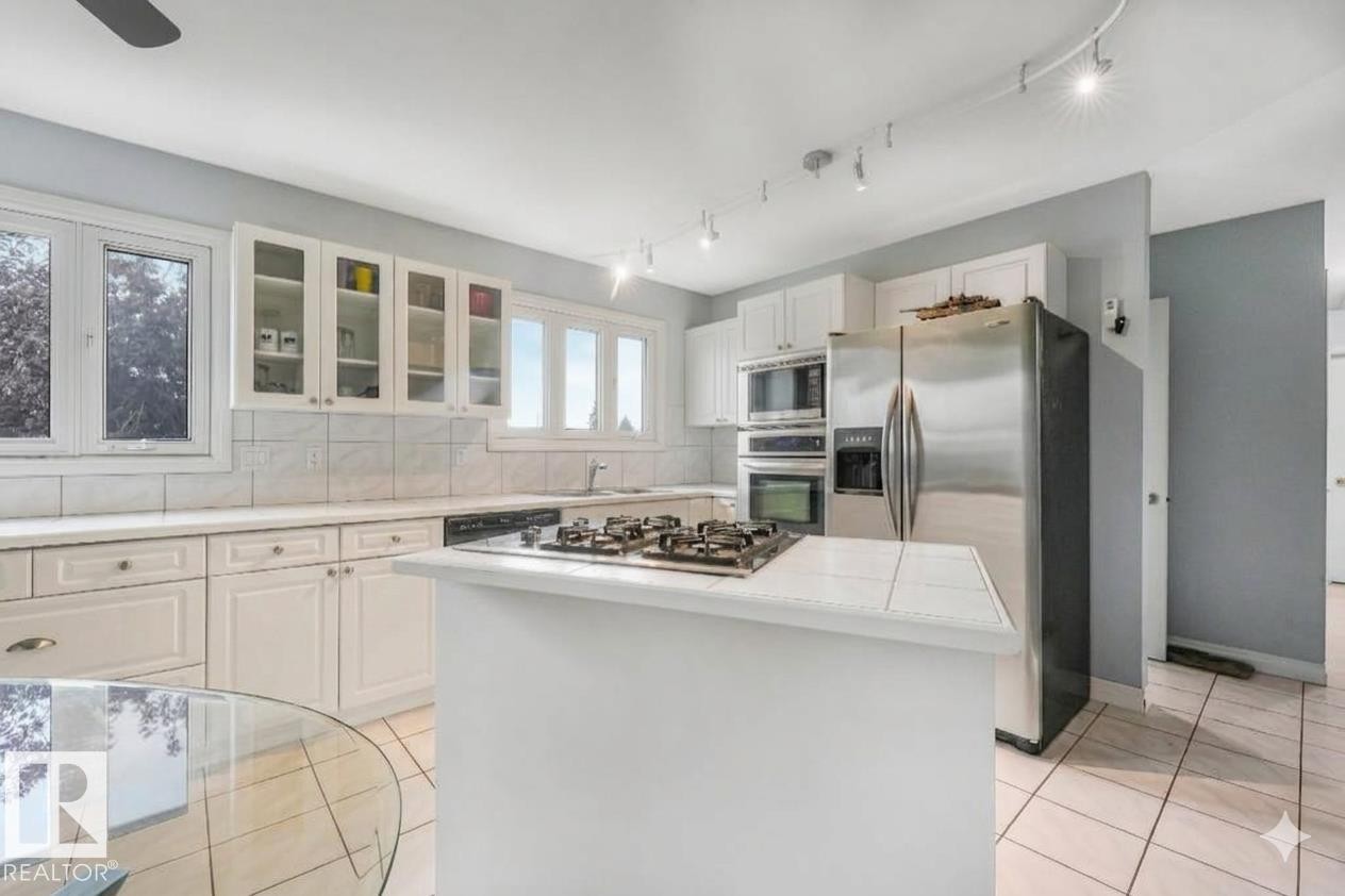 8712 137 Avenue Nw, Edmonton, AB - Indoor Photo Showing Kitchen With Upgraded Kitchen