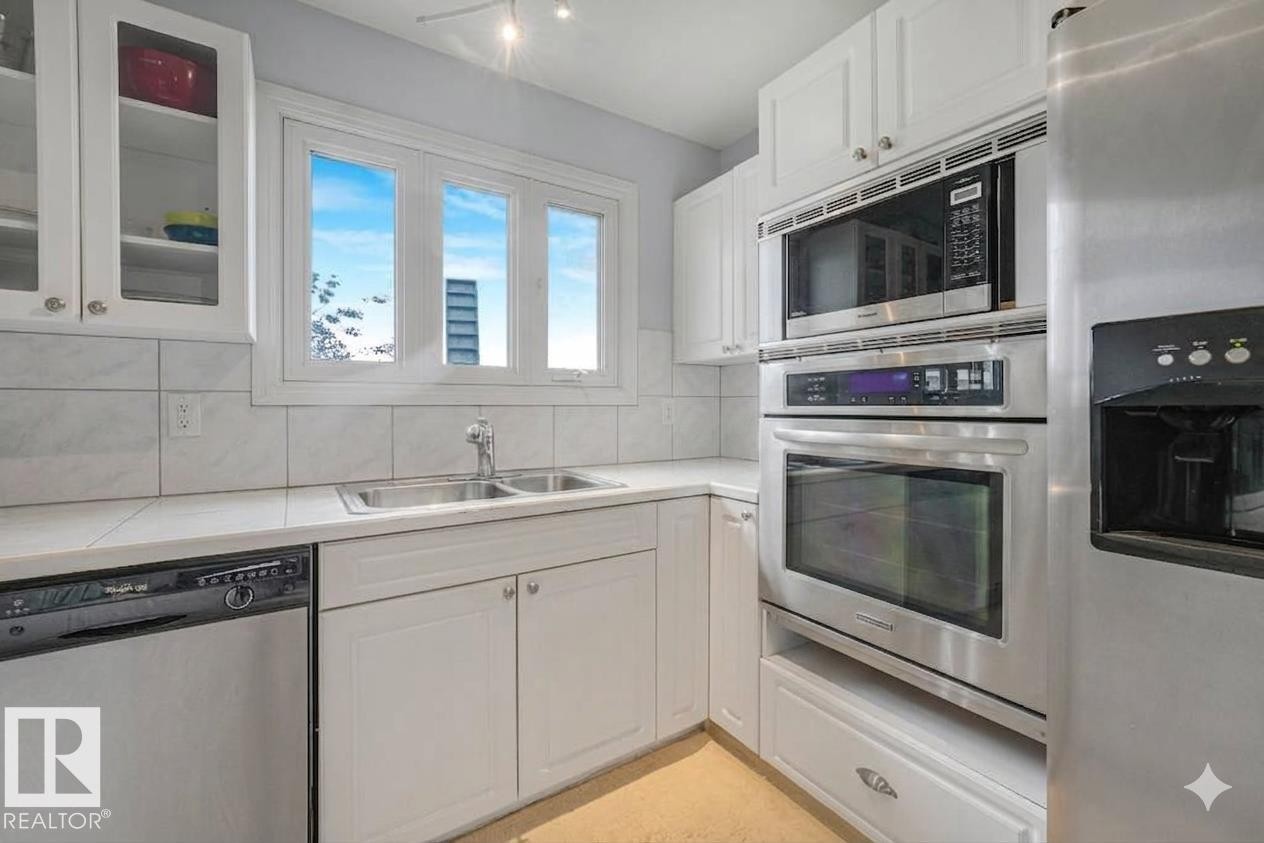 8712 137 Avenue Nw, Edmonton, AB - Indoor Photo Showing Kitchen With Double Sink