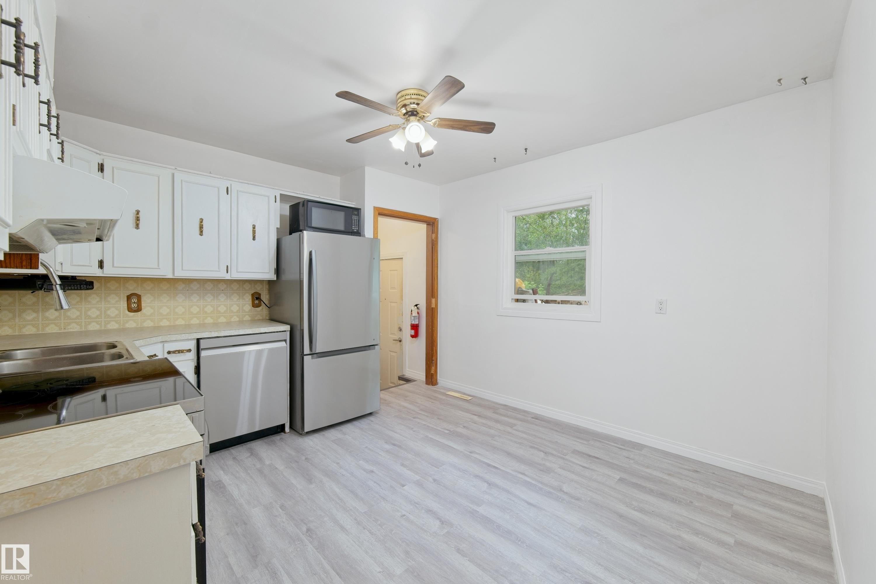 4510 55 Avenue, Barrhead, AB - Indoor Photo Showing Kitchen With Double Sink