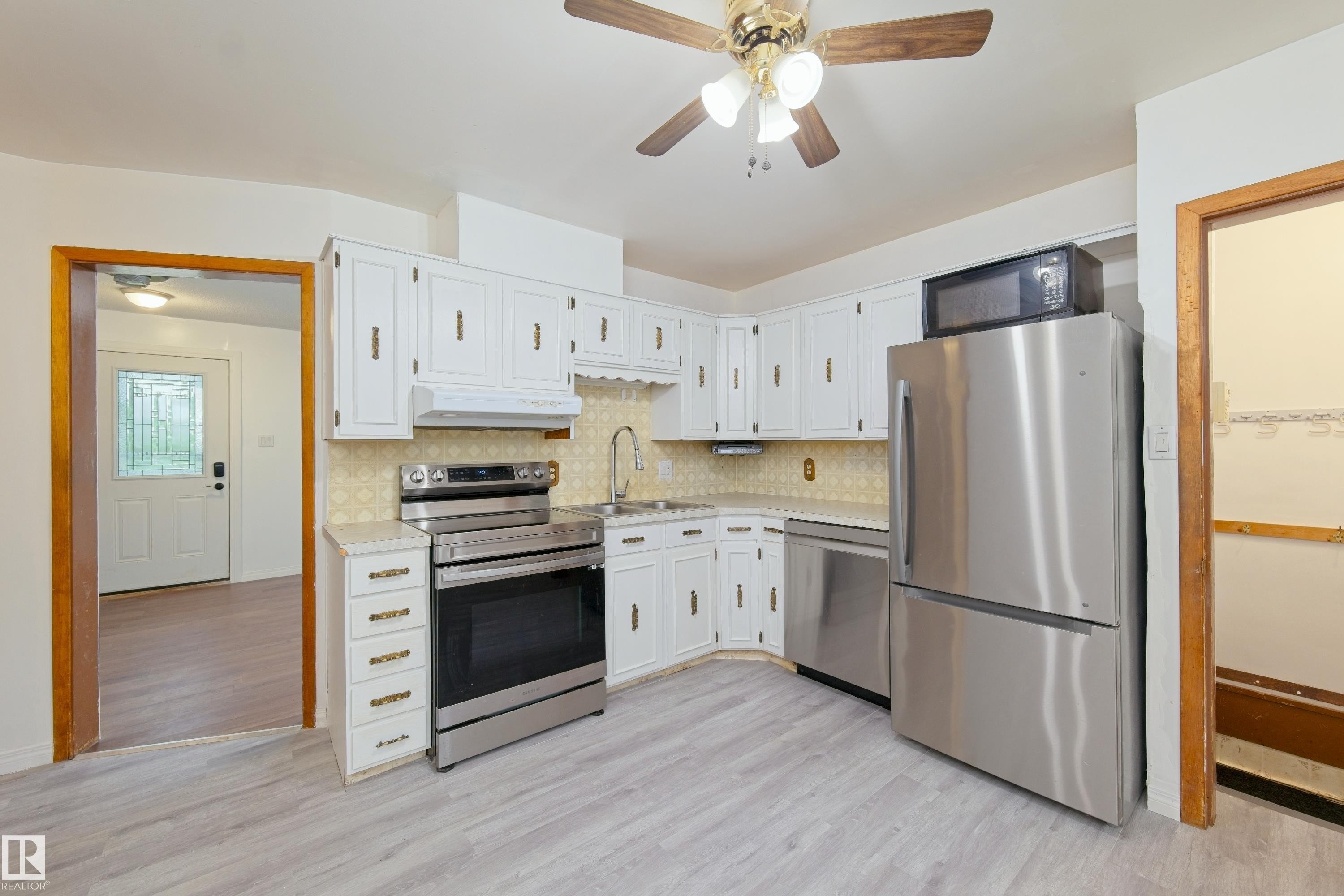 4510 55 Avenue, Barrhead, AB - Indoor Photo Showing Kitchen