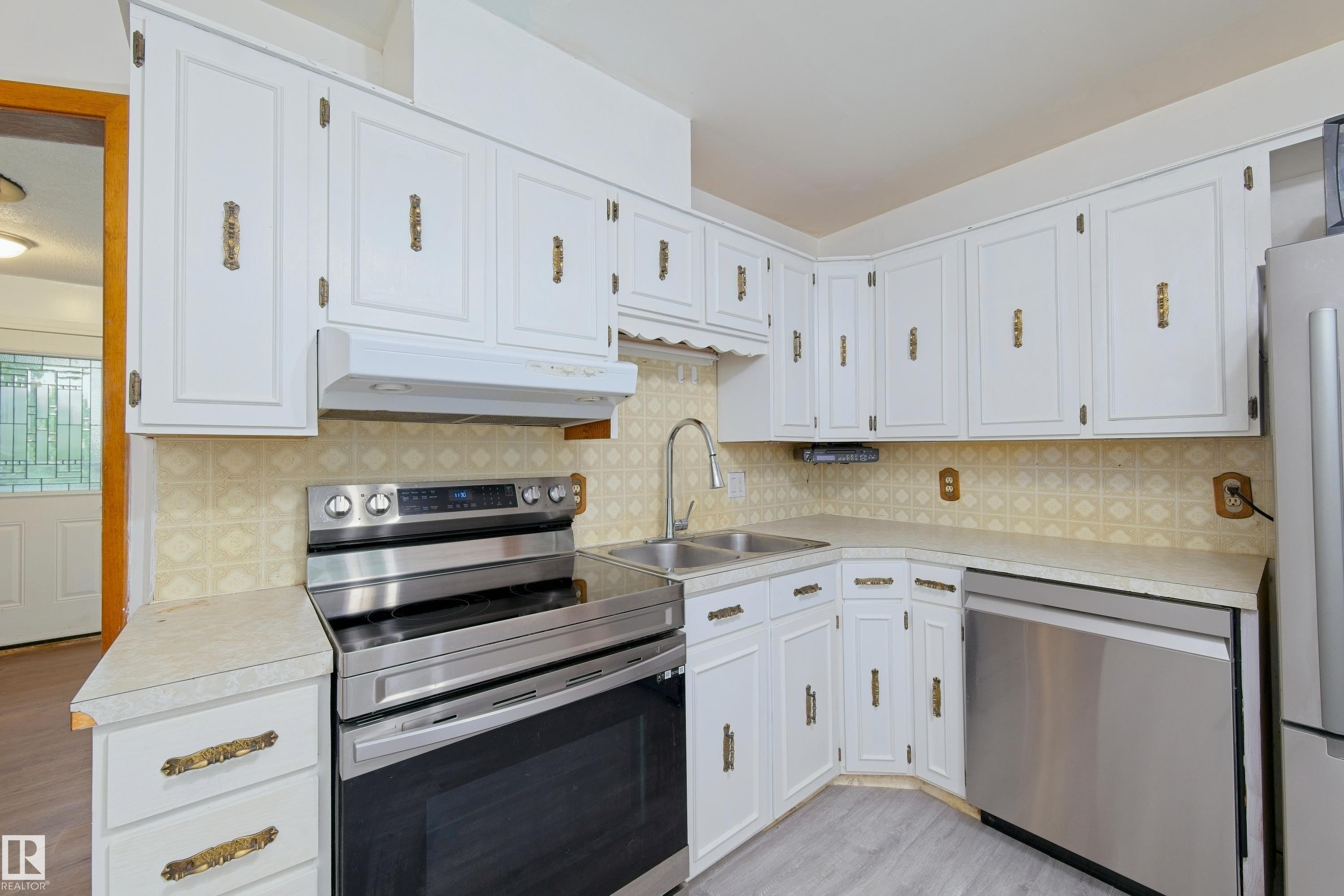 4510 55 Avenue, Barrhead, AB - Indoor Photo Showing Kitchen With Double Sink