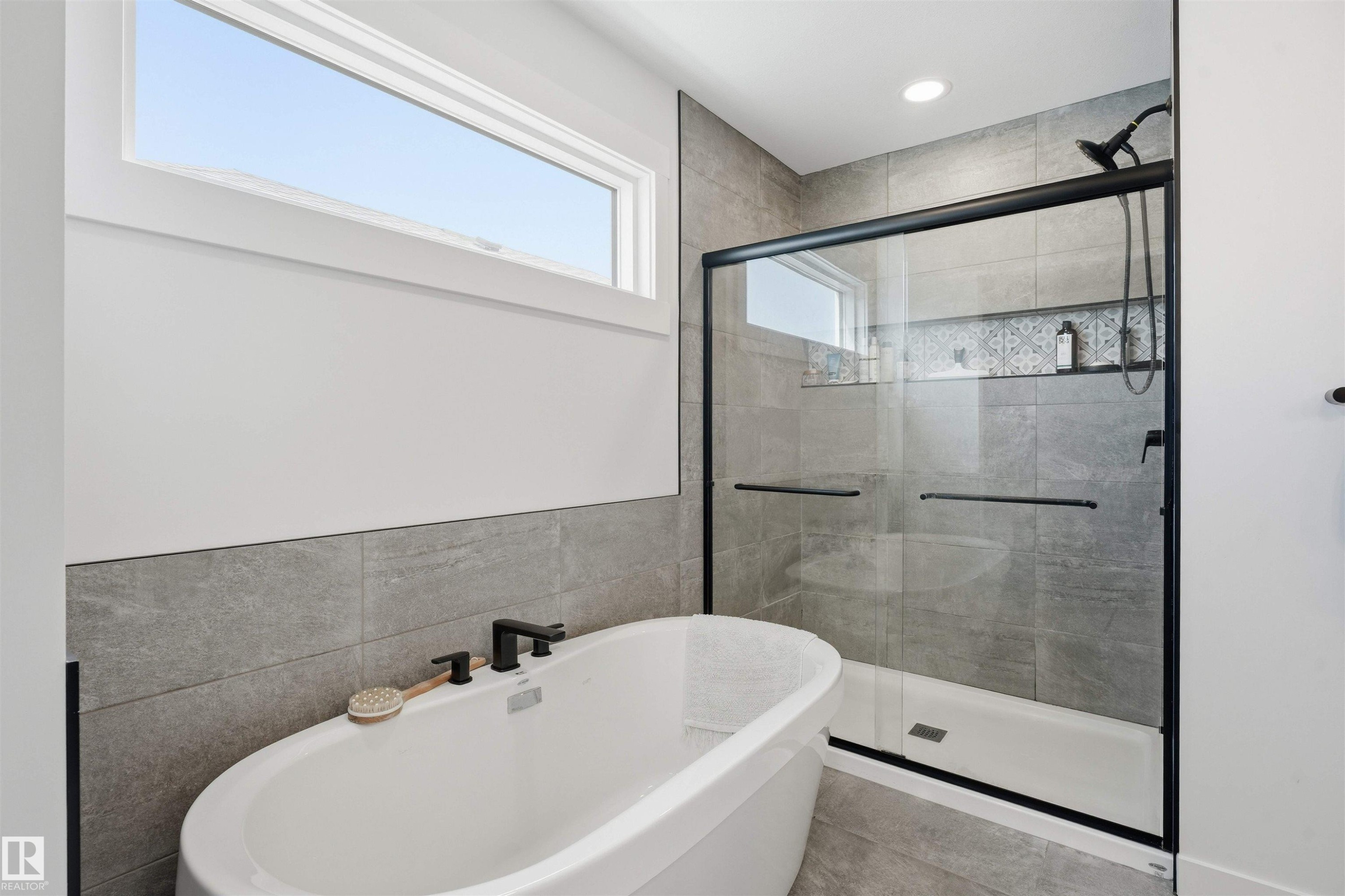 4618 170A Avenue Nw, Edmonton, AB - Indoor Photo Showing Bathroom
