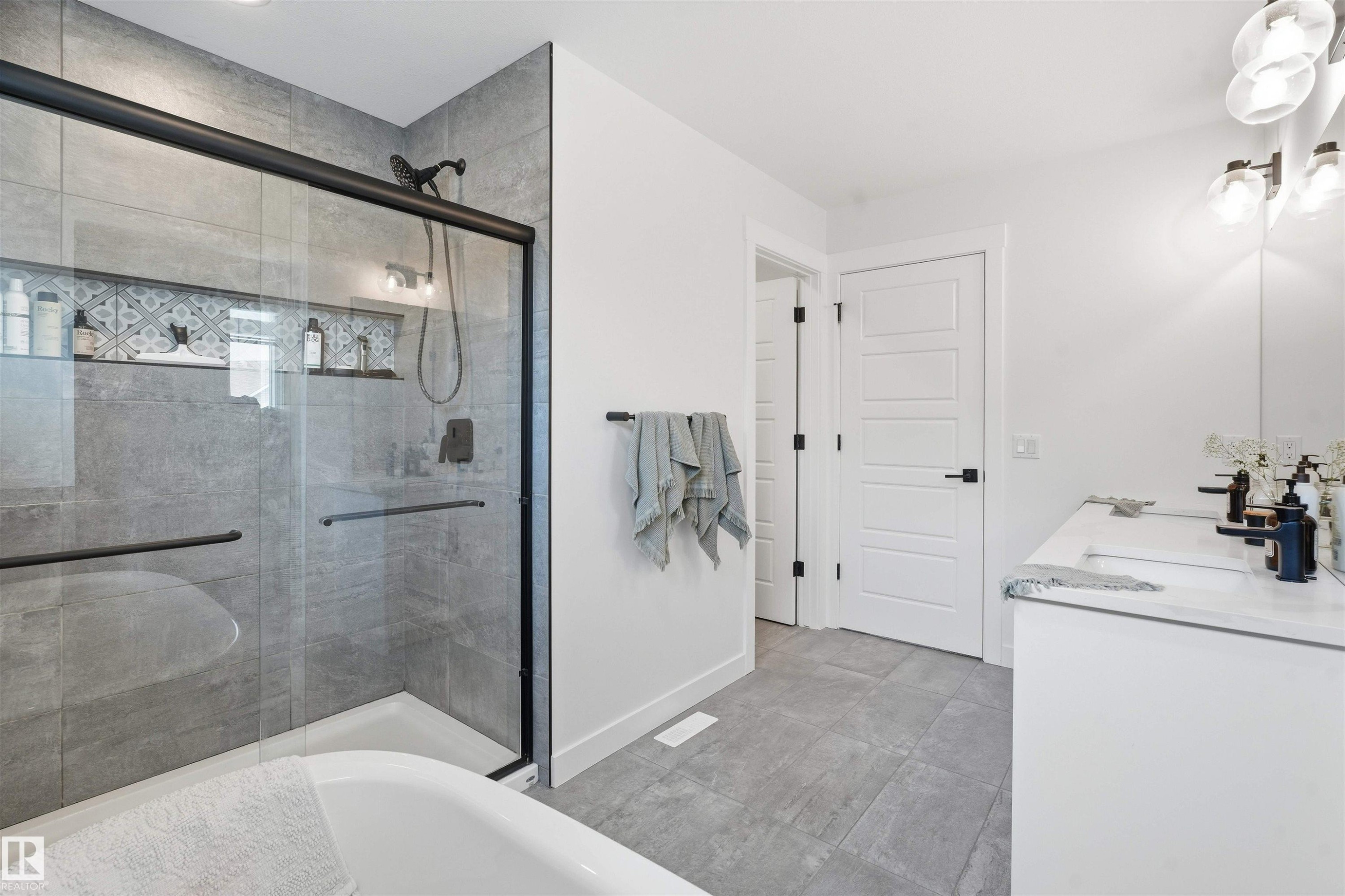 4618 170A Avenue Nw, Edmonton, AB - Indoor Photo Showing Bathroom