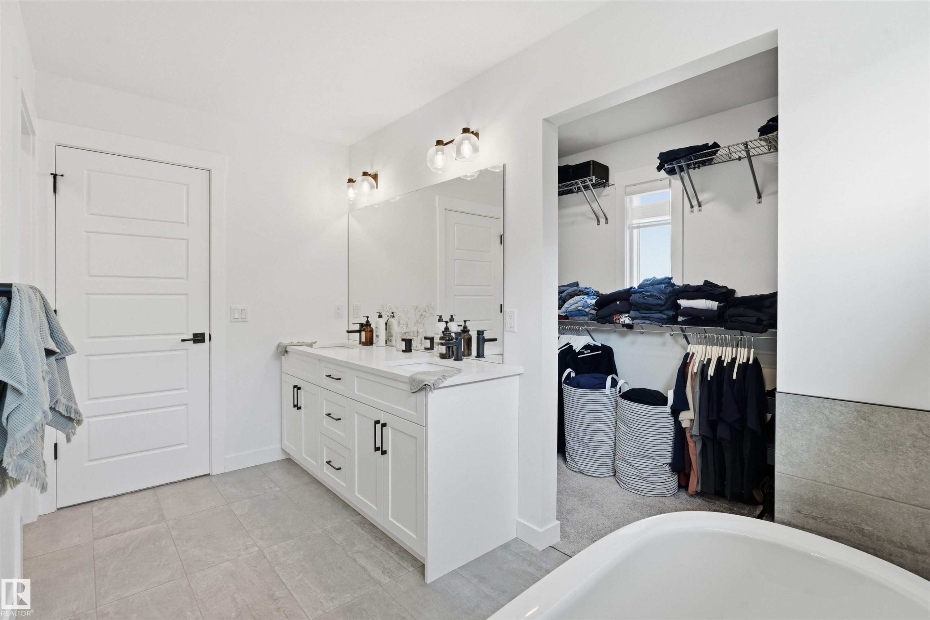4618 170A Avenue Nw, Edmonton, AB - Indoor Photo Showing Bathroom