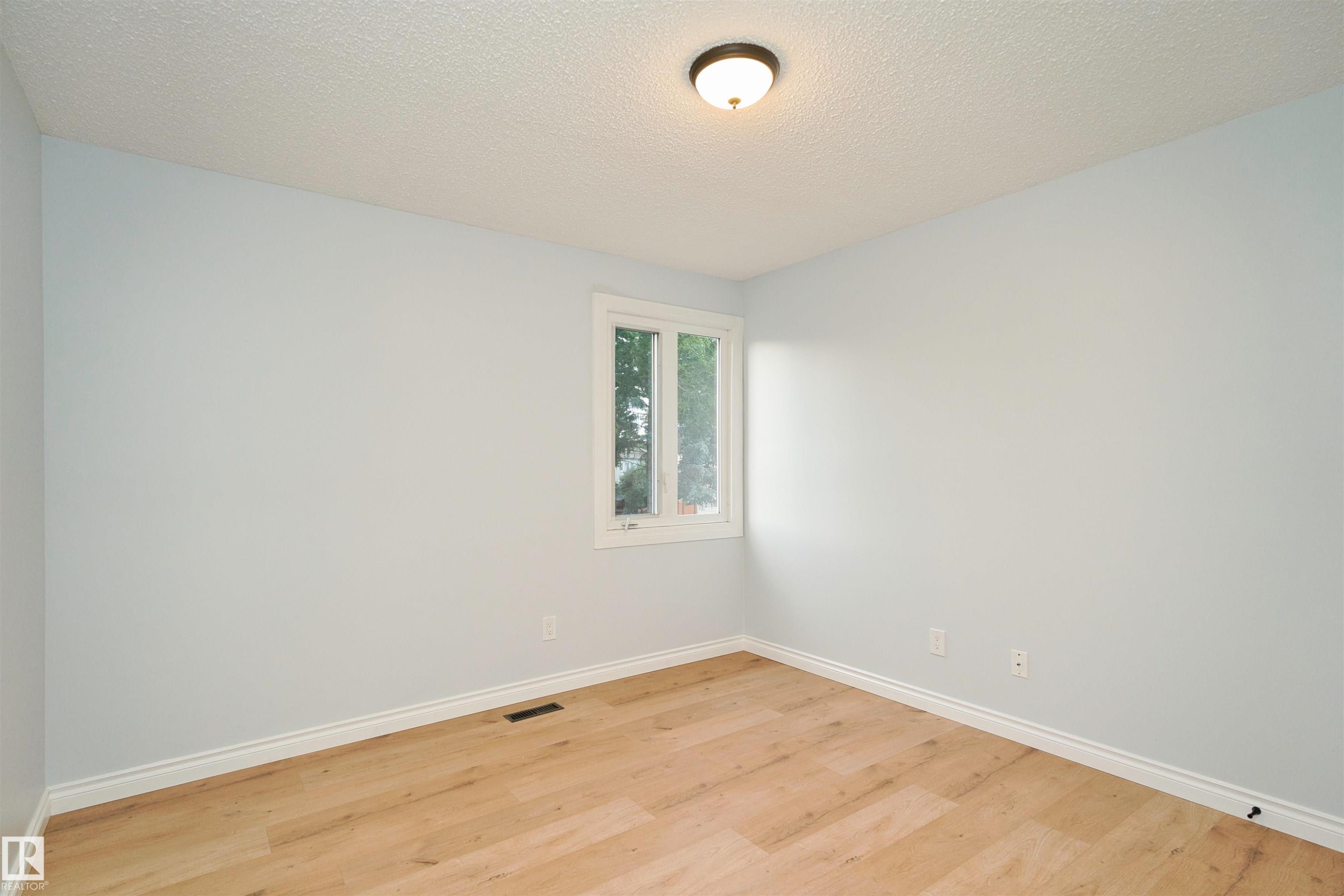 1679 Lakewood Road Nw, Edmonton, AB - Indoor Photo Showing Other Room