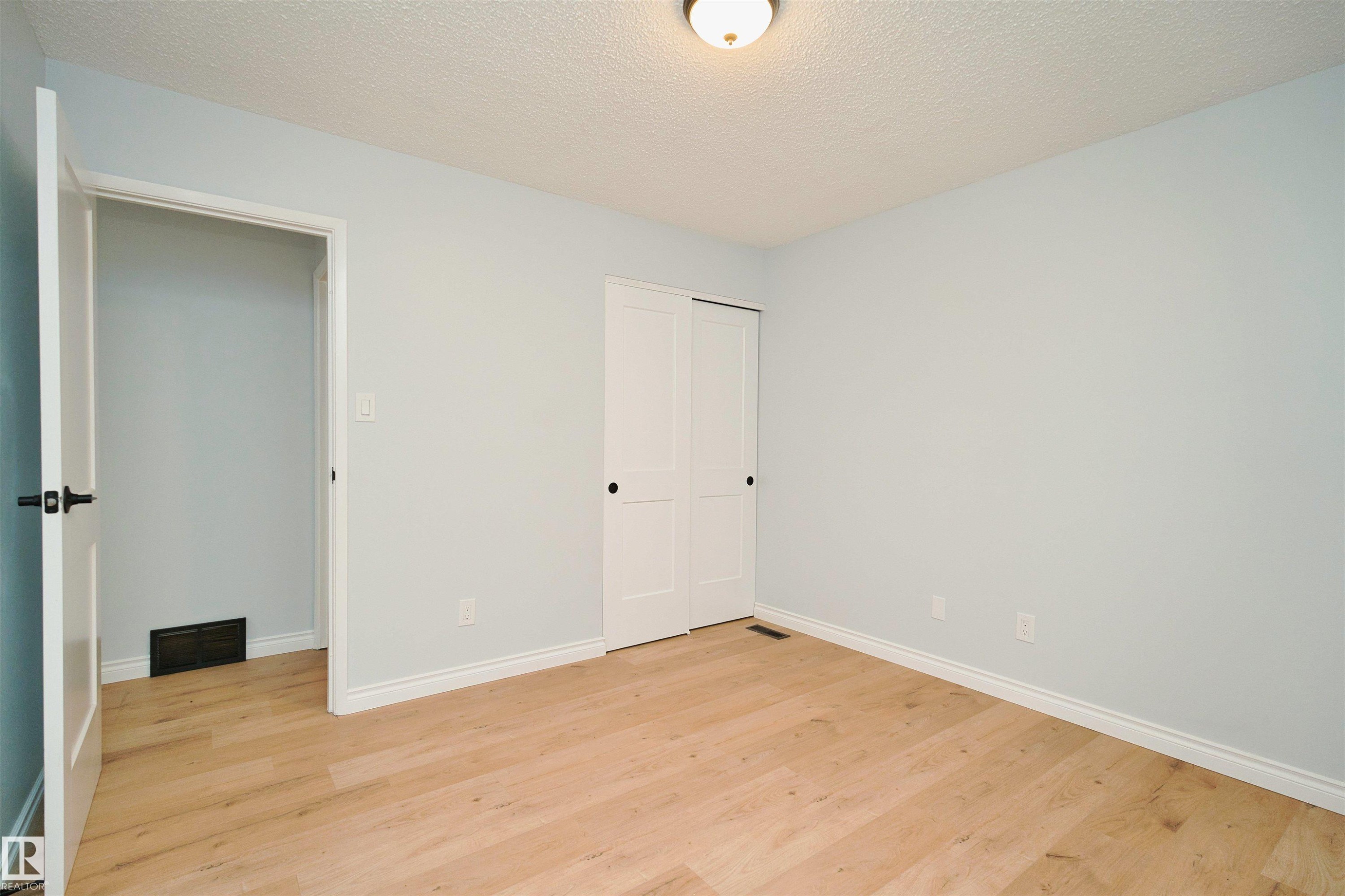 1679 Lakewood Road Nw, Edmonton, AB - Indoor Photo Showing Other Room