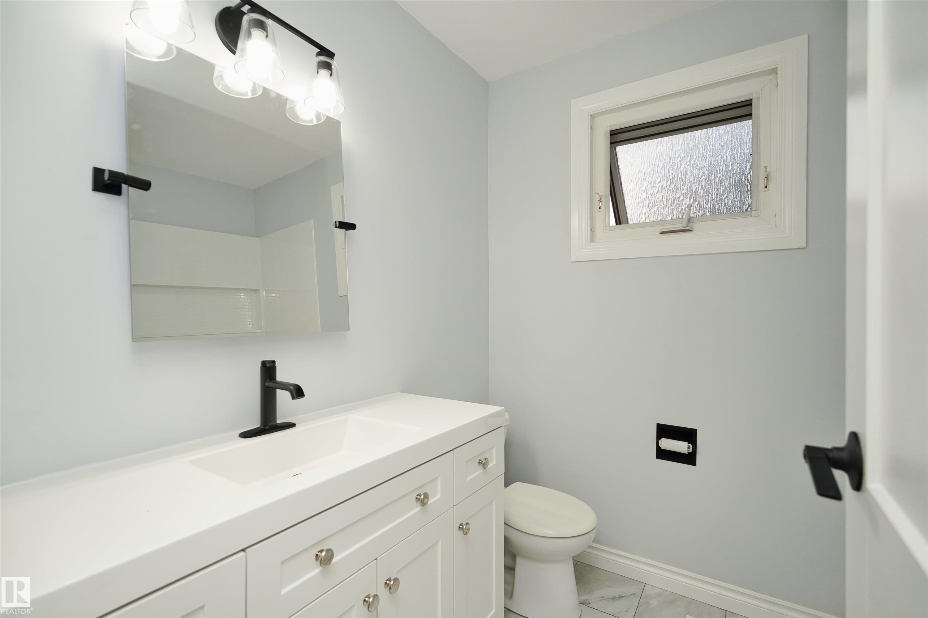 1679 Lakewood Road Nw, Edmonton, AB - Indoor Photo Showing Bathroom