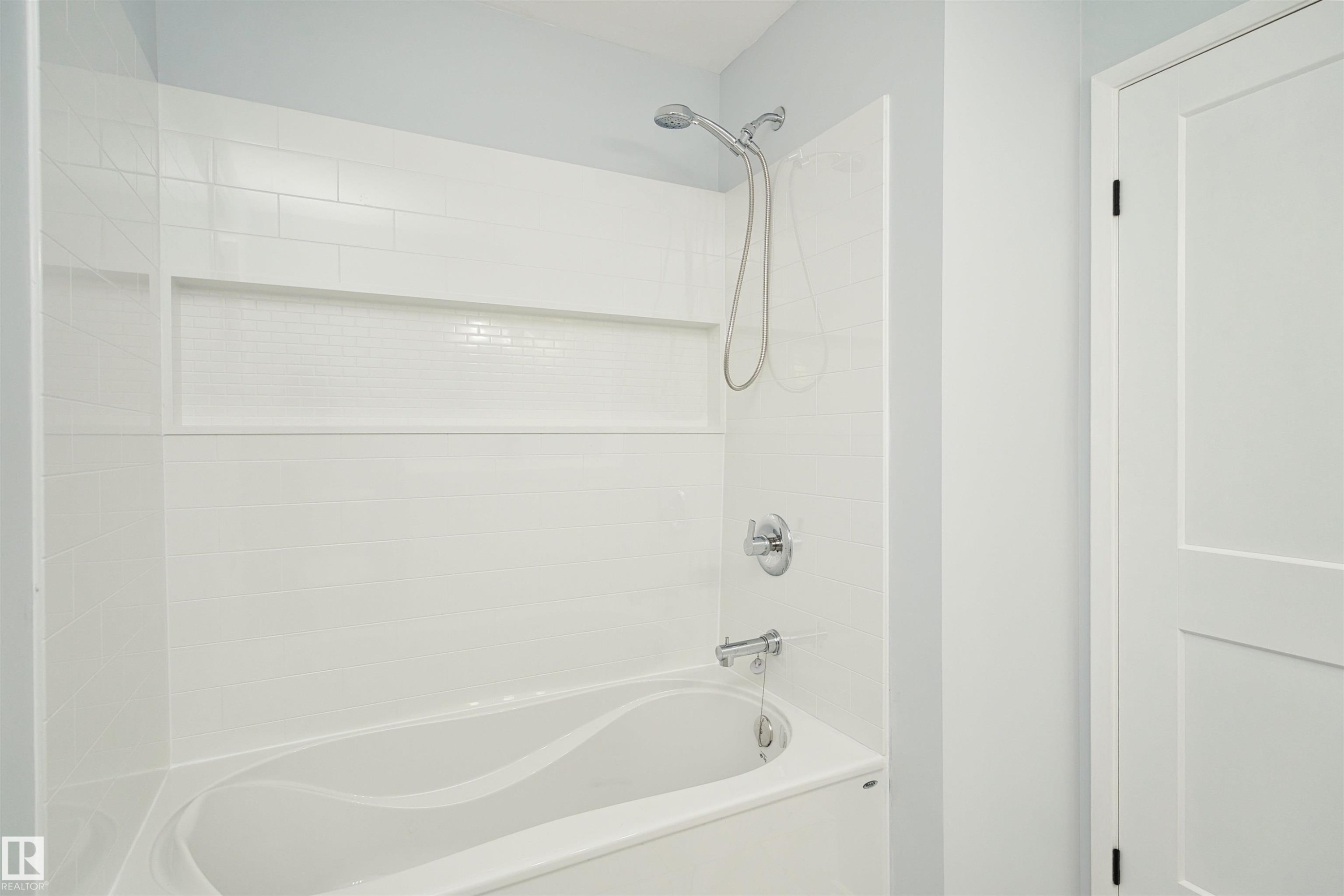1679 Lakewood Road Nw, Edmonton, AB - Indoor Photo Showing Bathroom