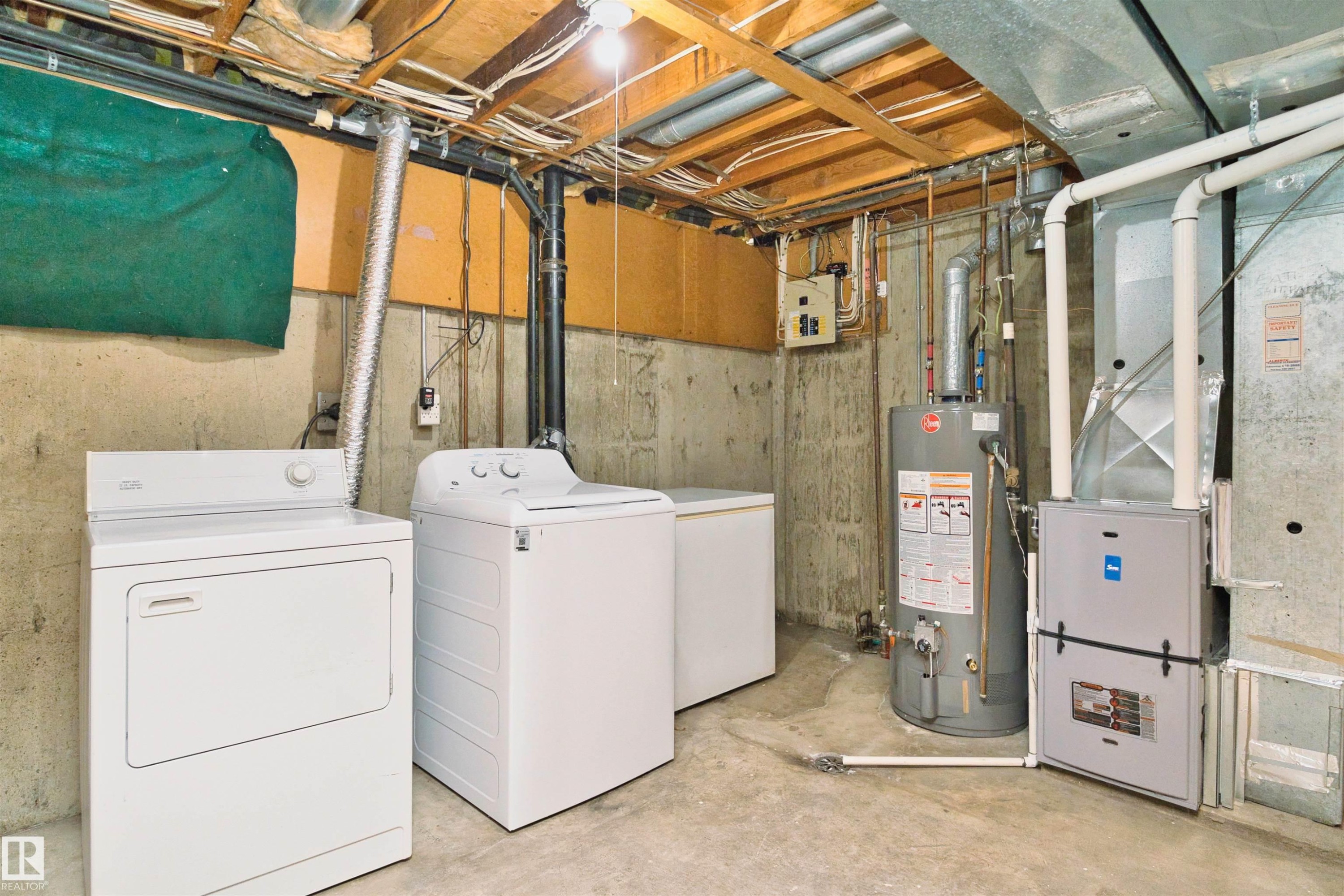 1679 Lakewood Road Nw, Edmonton, AB - Indoor Photo Showing Laundry Room