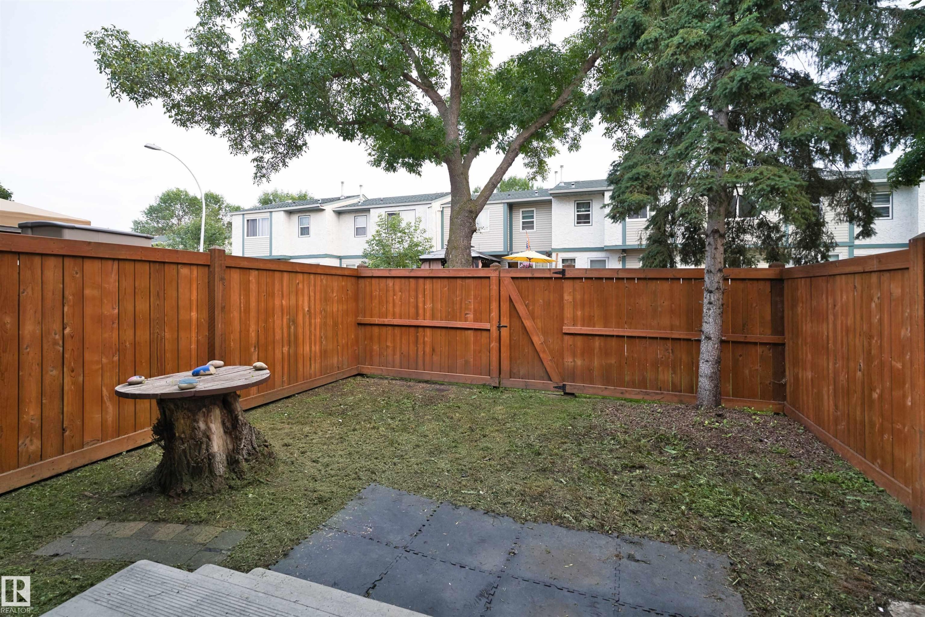 1679 Lakewood Road Nw, Edmonton, AB - Outdoor