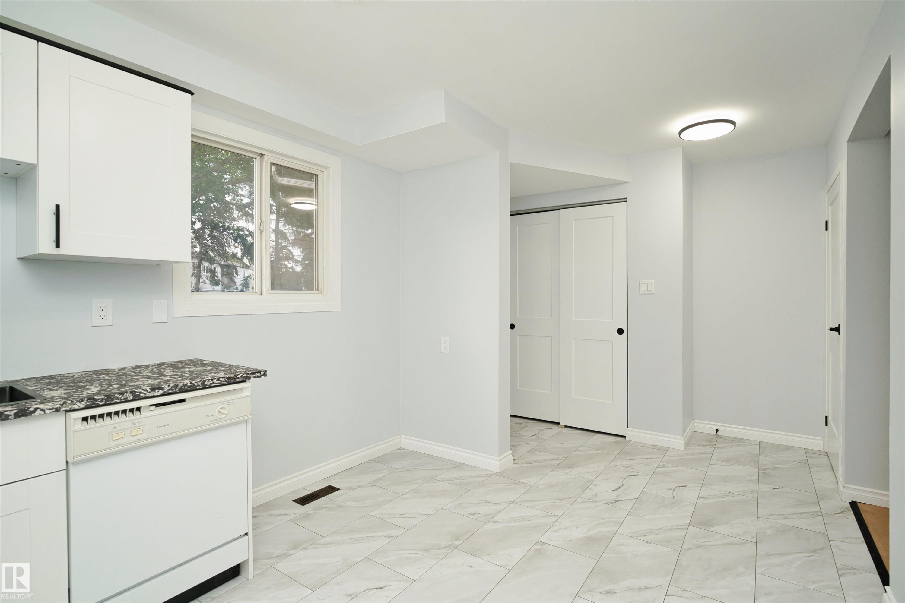 1679 Lakewood Road Nw, Edmonton, AB - Indoor