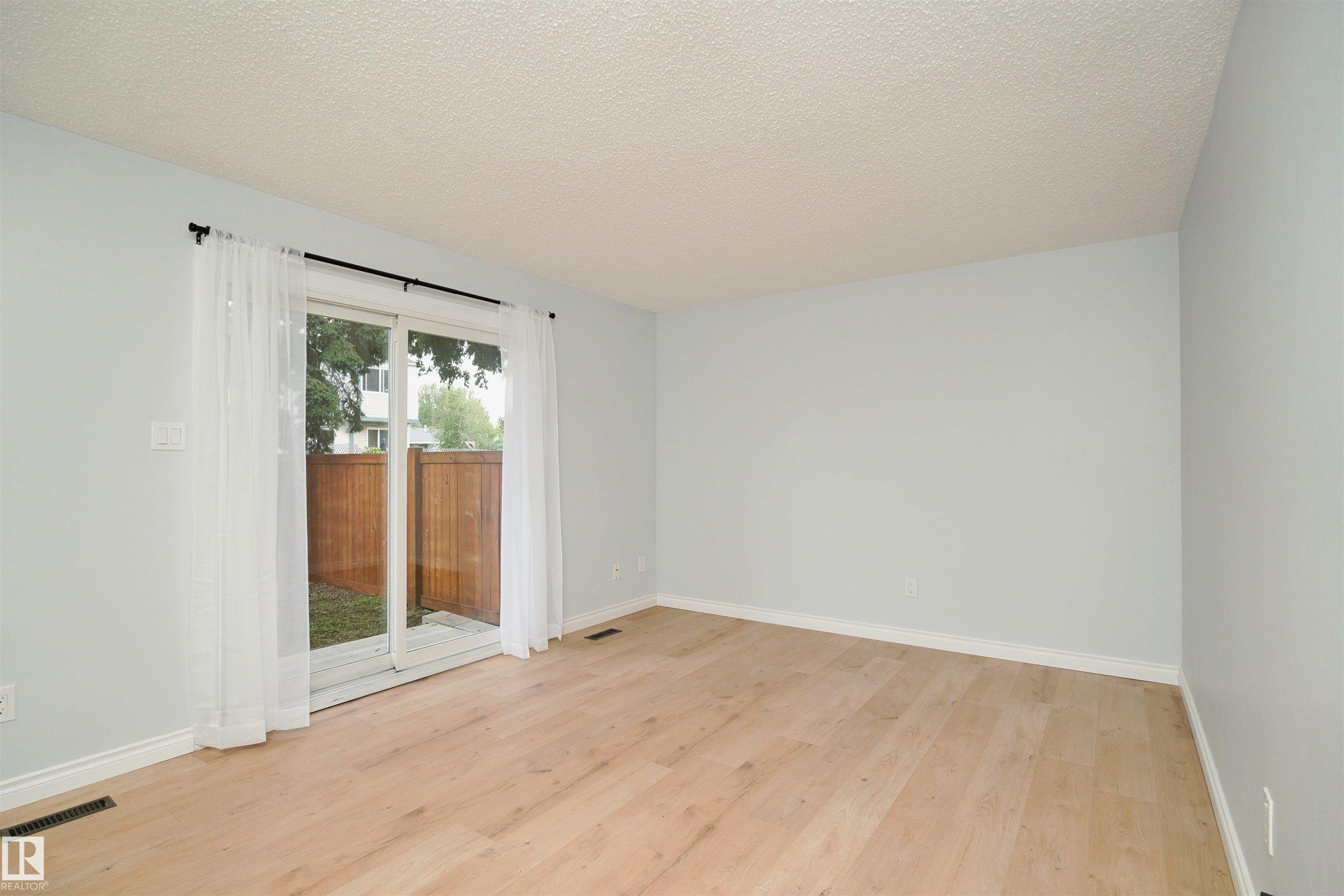 1679 Lakewood Road Nw, Edmonton, AB - Indoor Photo Showing Other Room