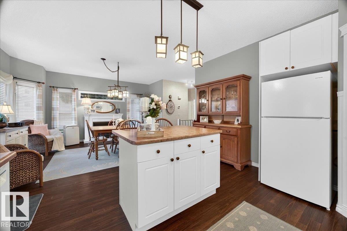 #52 1780 Glastonbury Bv Nw, Edmonton, AB - Indoor Photo Showing Kitchen