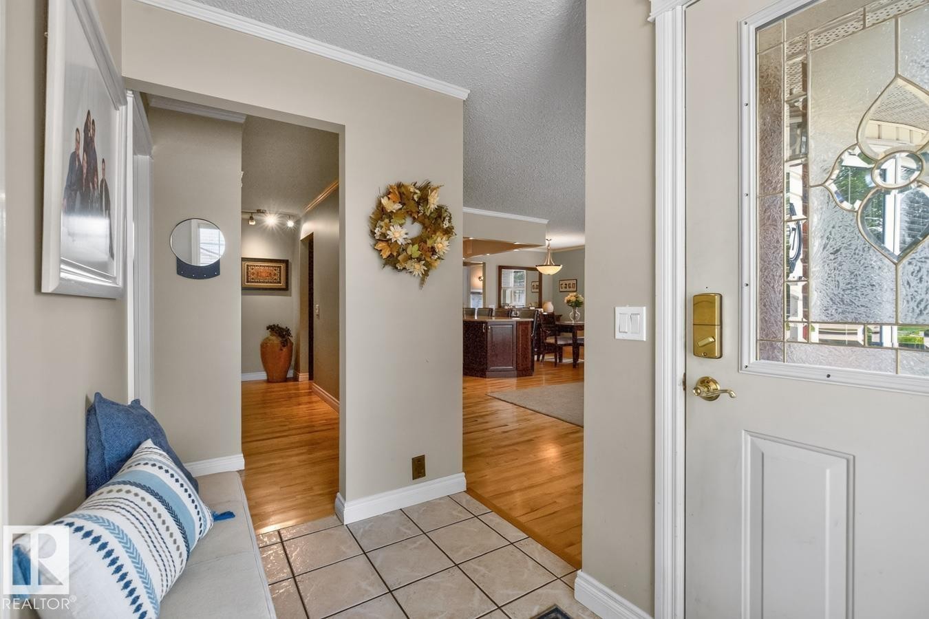 Entryway featuring a decorative leaded glass door, neutral wall tones, and crown molding - 27 Milford Crescent, Sherwood Park, AB - Indoor Photo Showing Other Room