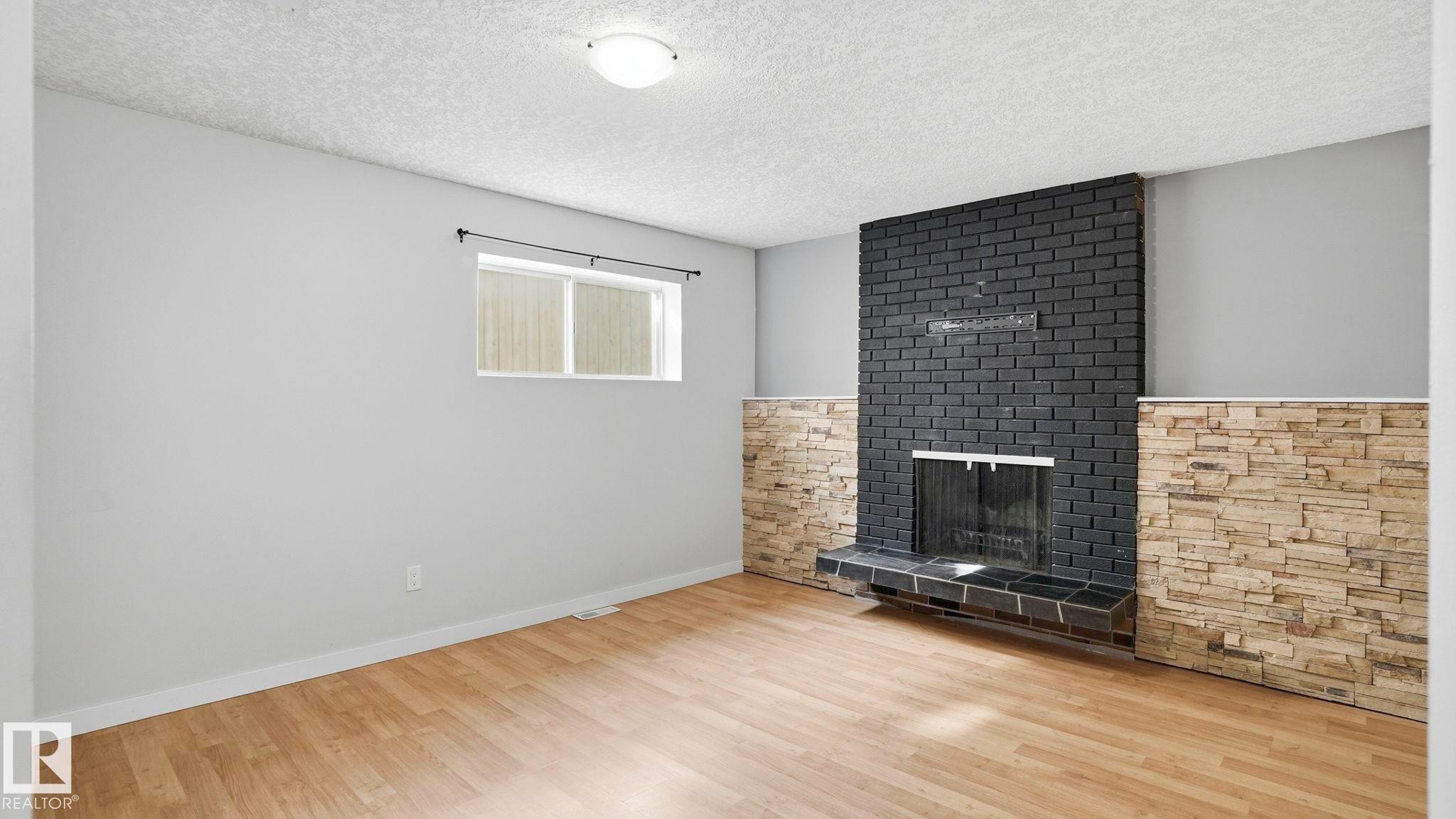 7 Beechmont Avenue, Spruce Grove, AB - Indoor Photo Showing Living Room With Fireplace