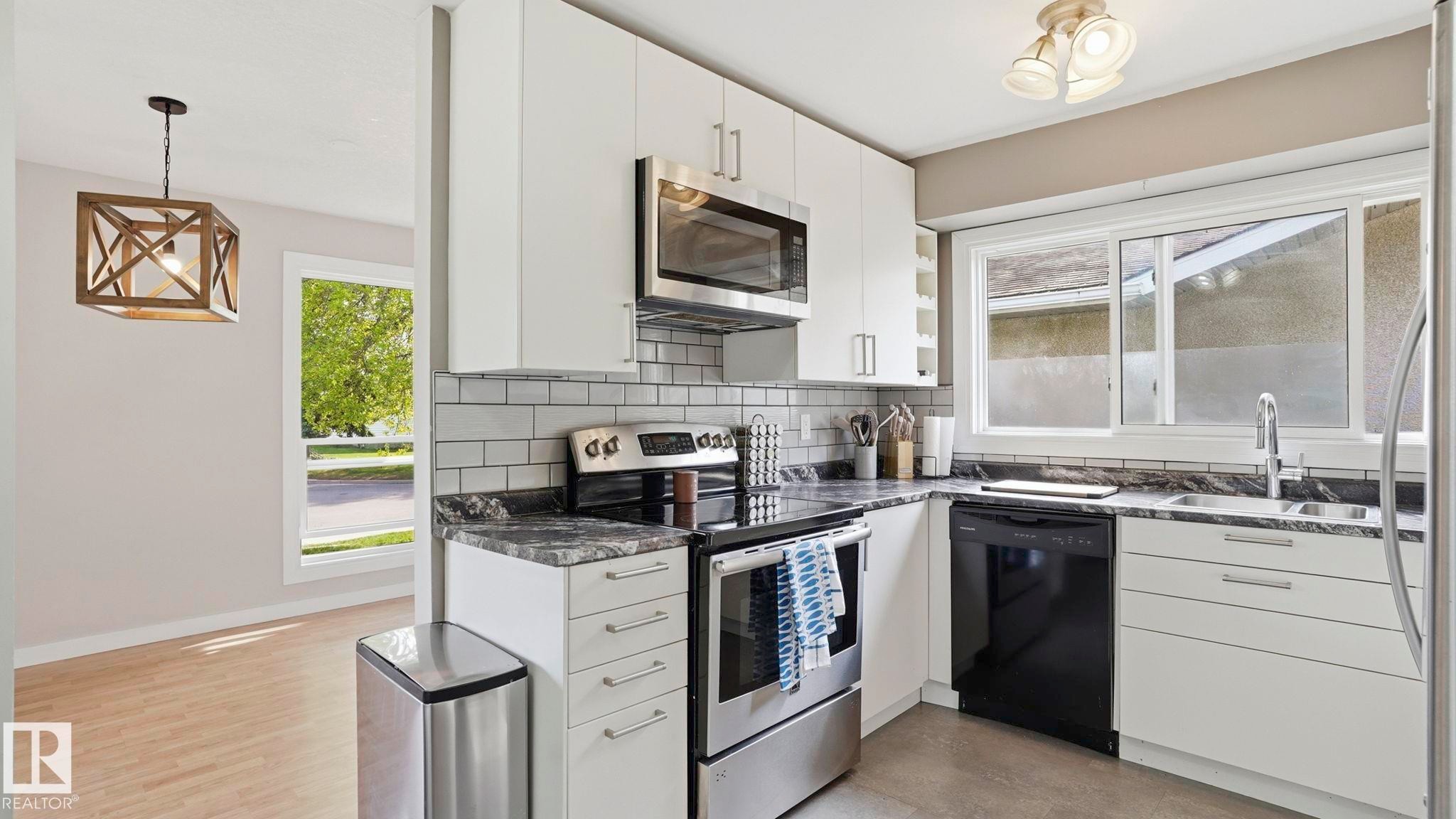 7 Beechmont Avenue, Spruce Grove, AB - Indoor Photo Showing Kitchen With Upgraded Kitchen