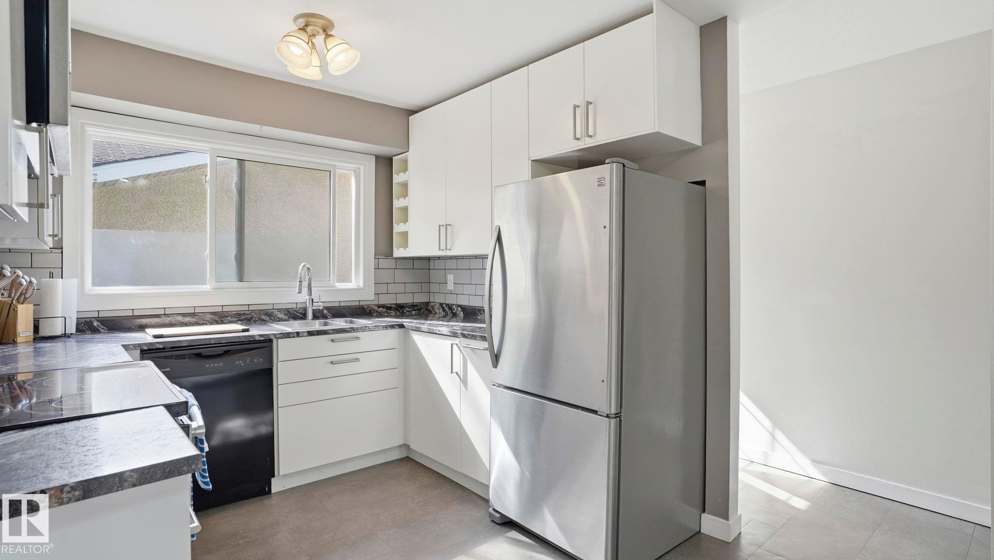 7 Beechmont Avenue, Spruce Grove, AB - Indoor Photo Showing Kitchen