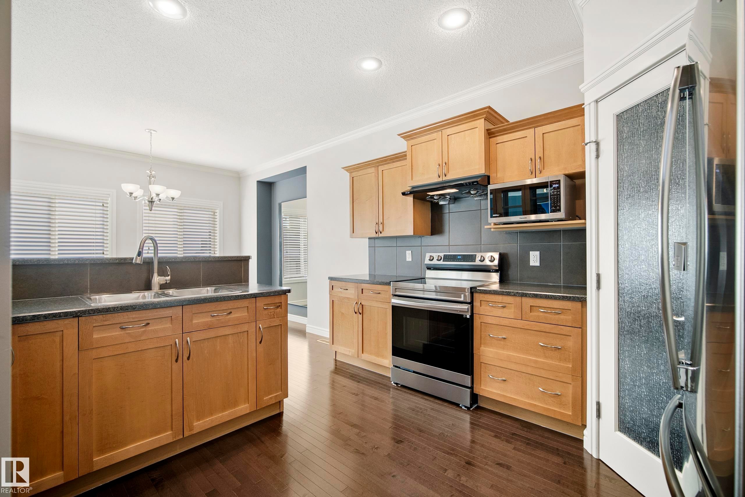 8385 Shaske Crescent Nw, Edmonton, AB - Indoor Photo Showing Kitchen