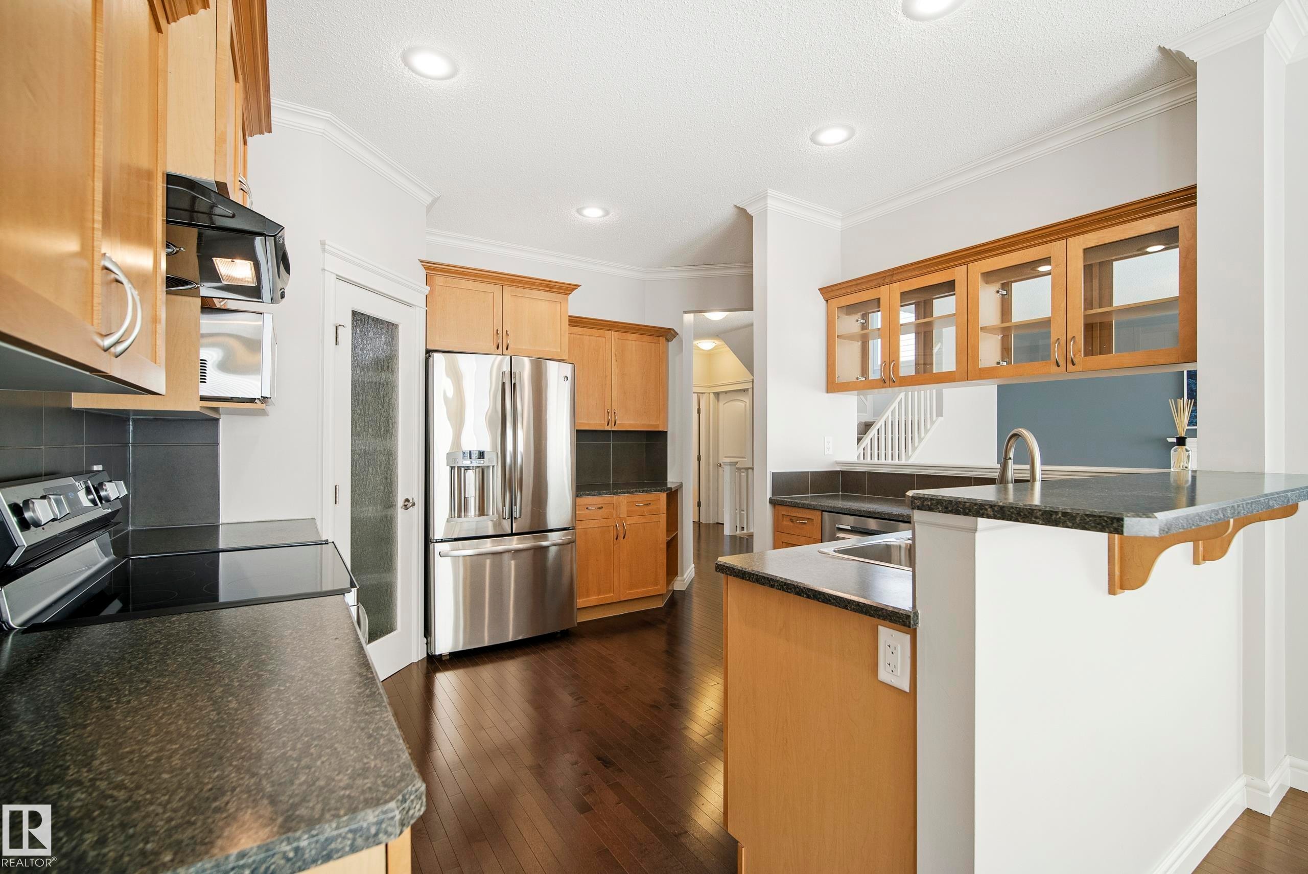 8385 Shaske Crescent Nw, Edmonton, AB - Indoor Photo Showing Kitchen