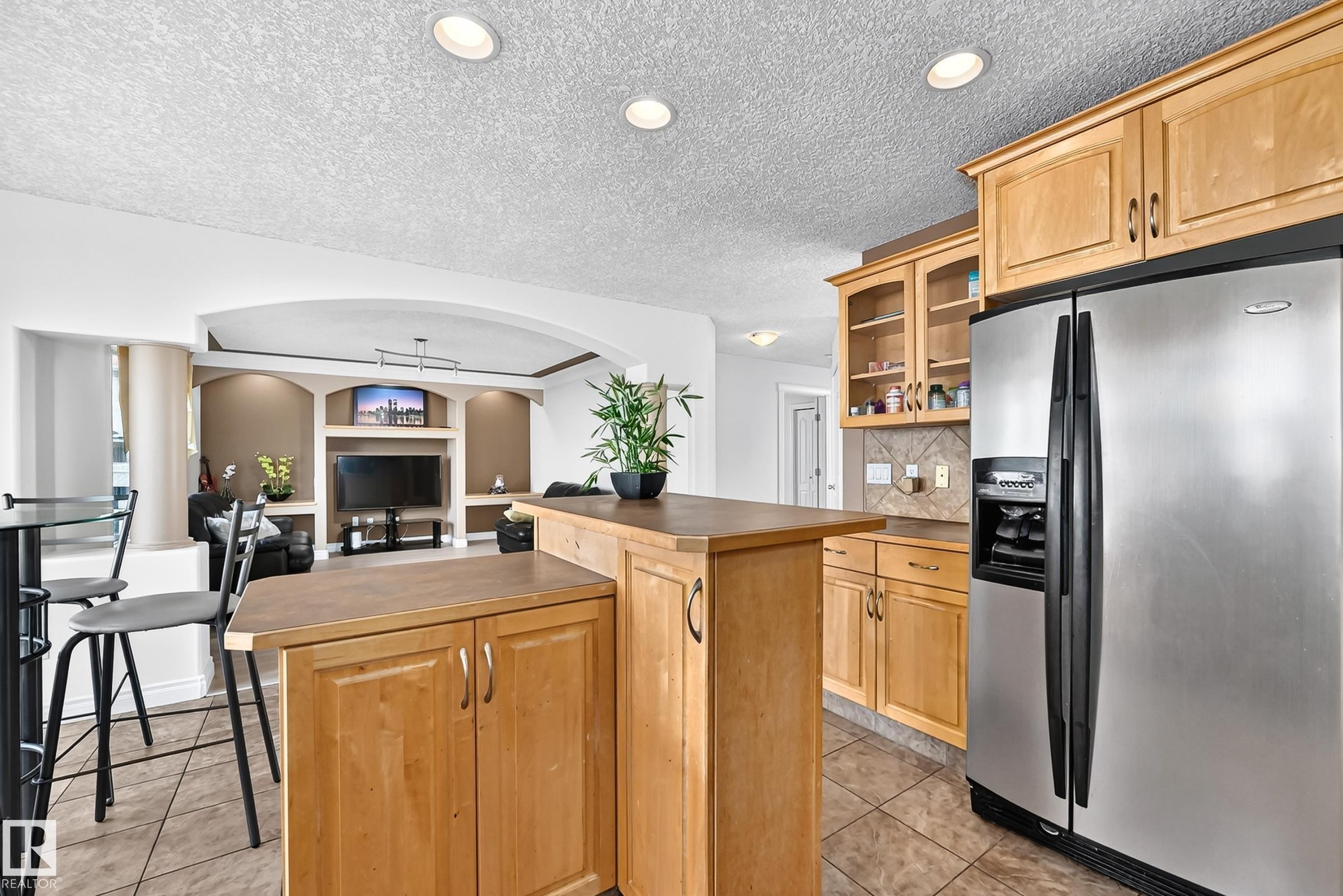 16619 72 Street Nw, Edmonton, AB - Indoor Photo Showing Kitchen