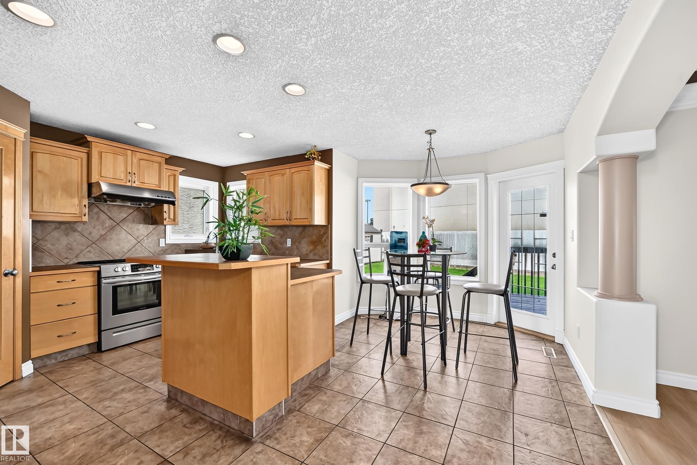 16619 72 Street Nw, Edmonton, AB - Indoor Photo Showing Kitchen