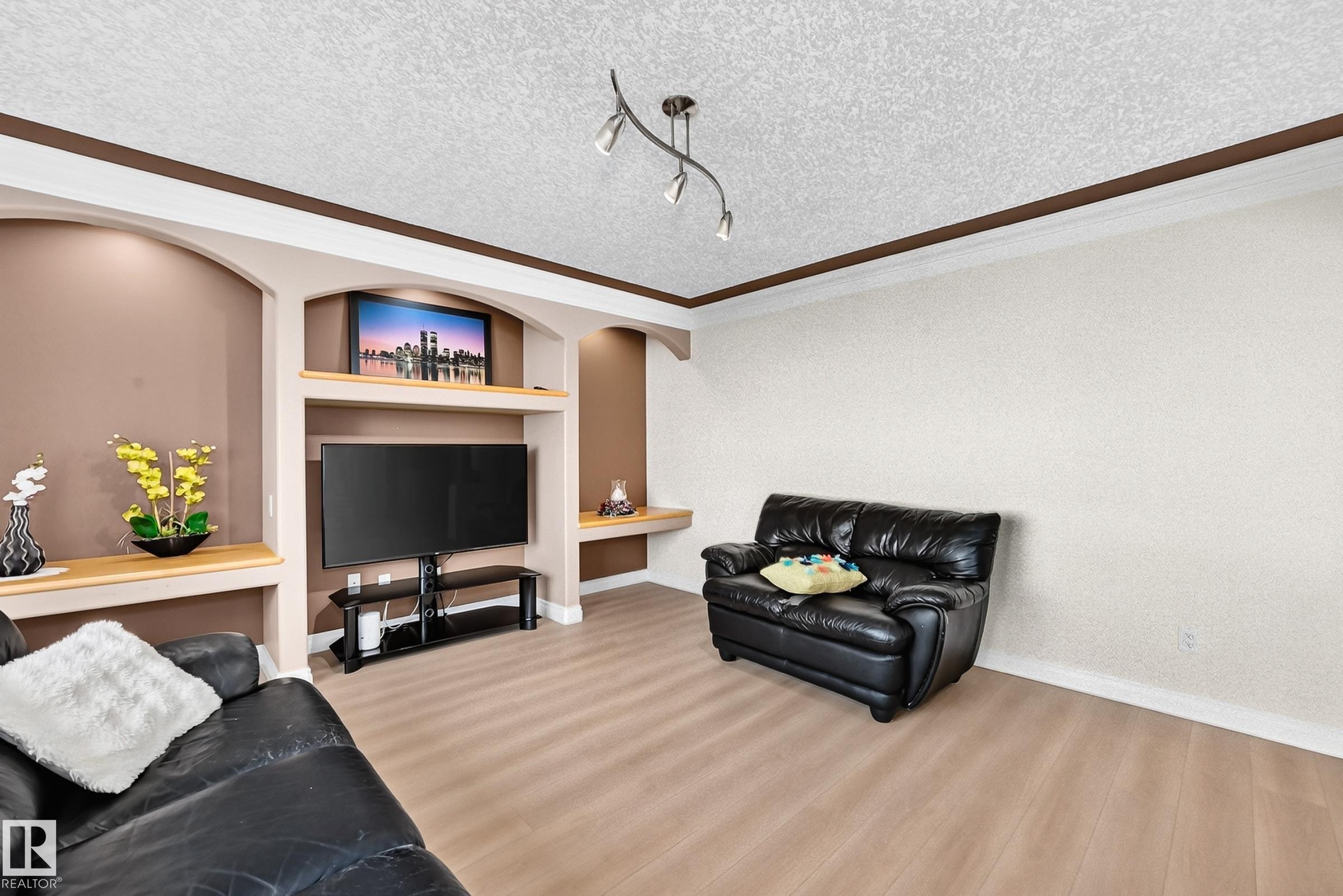 16619 72 Street Nw, Edmonton, AB - Indoor