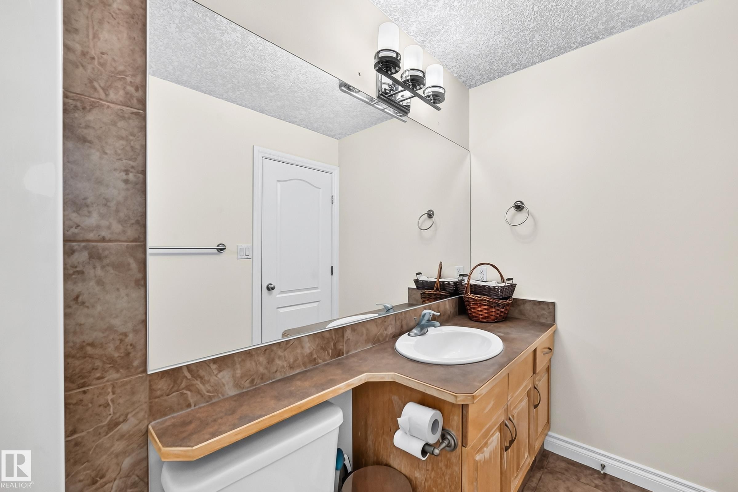 16619 72 Street Nw, Edmonton, AB - Indoor Photo Showing Bathroom
