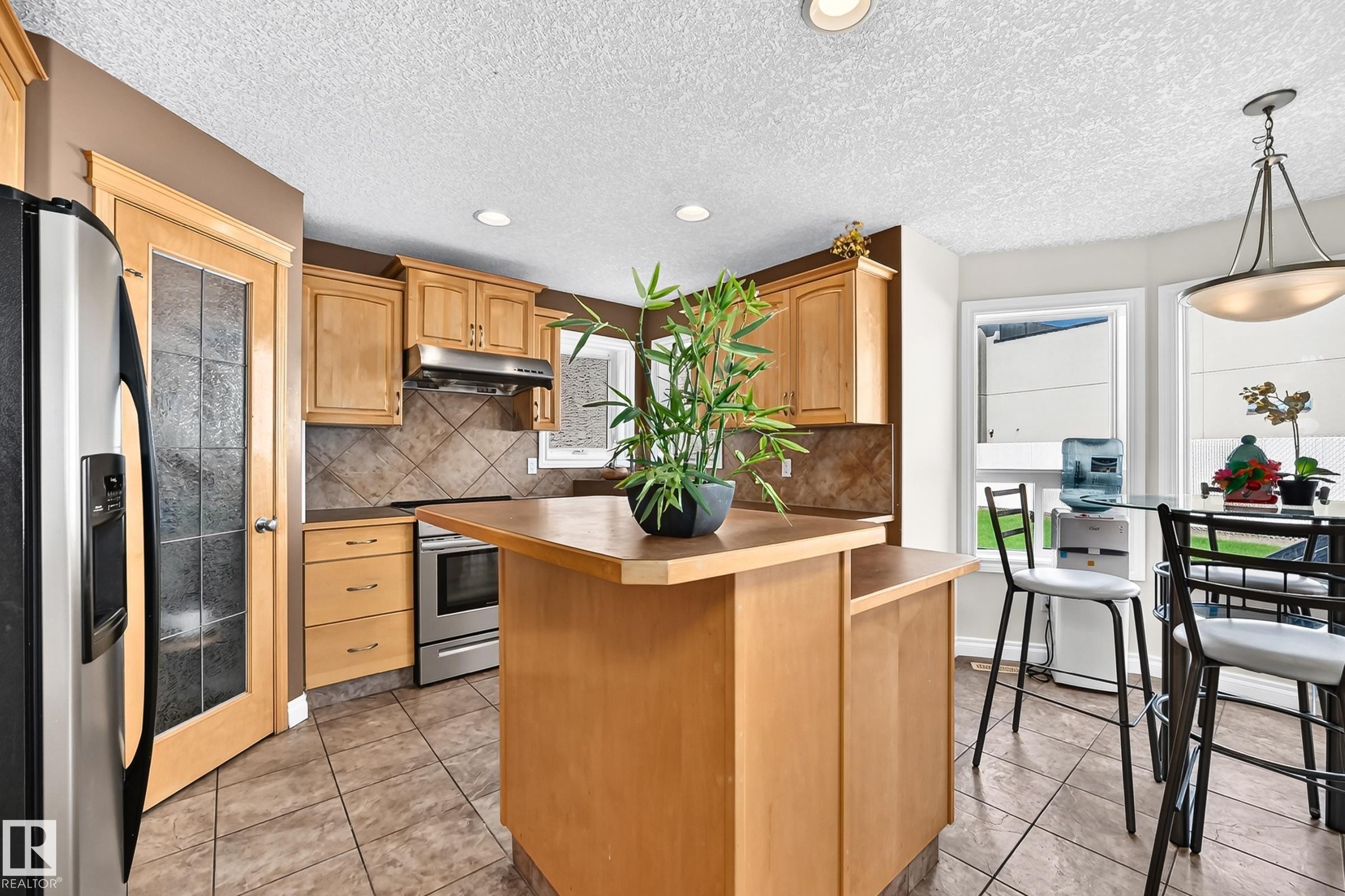 16619 72 Street Nw, Edmonton, AB - Indoor Photo Showing Kitchen