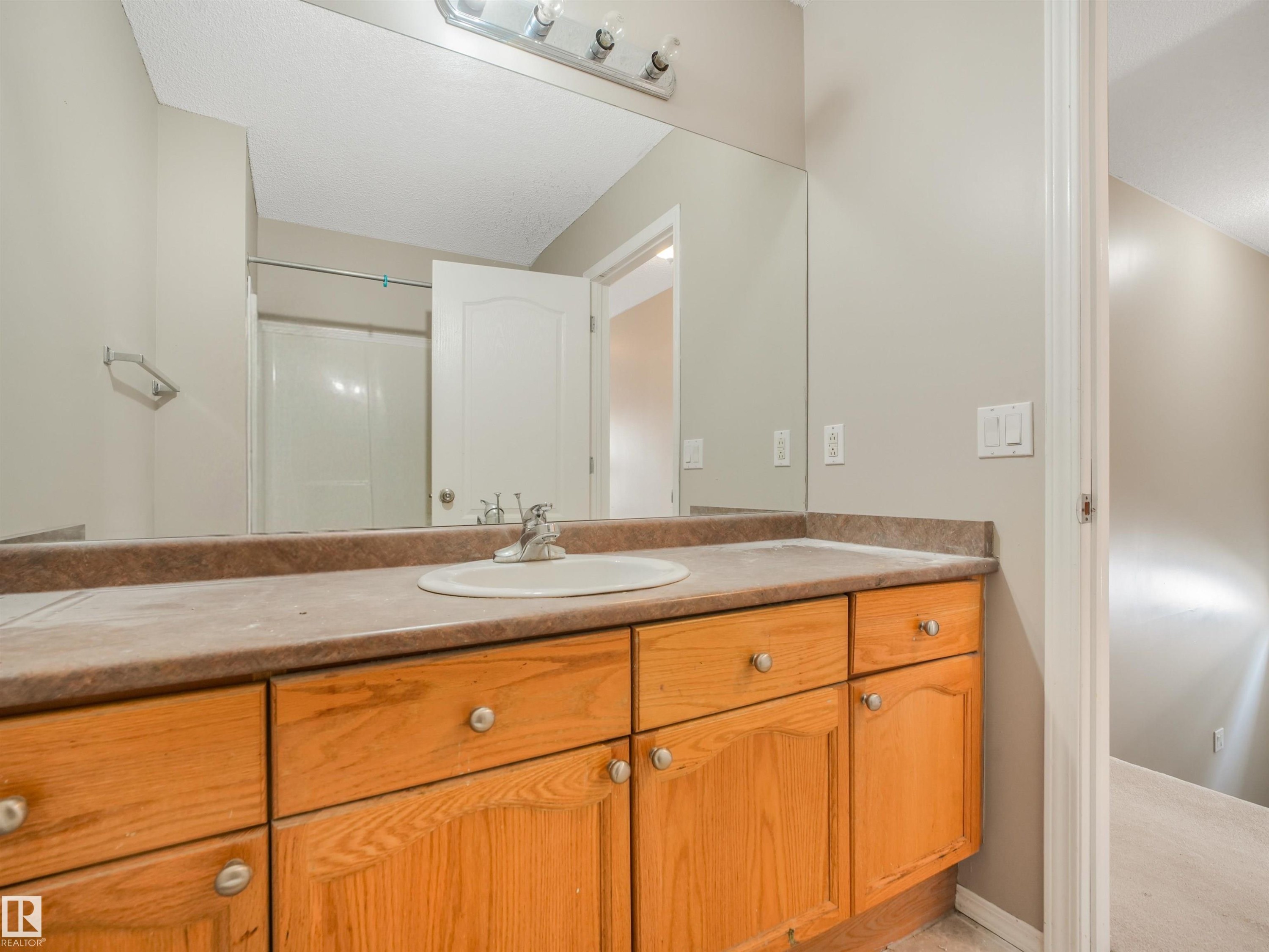12027 105 Street Nw, Edmonton, AB - Indoor Photo Showing Bathroom
