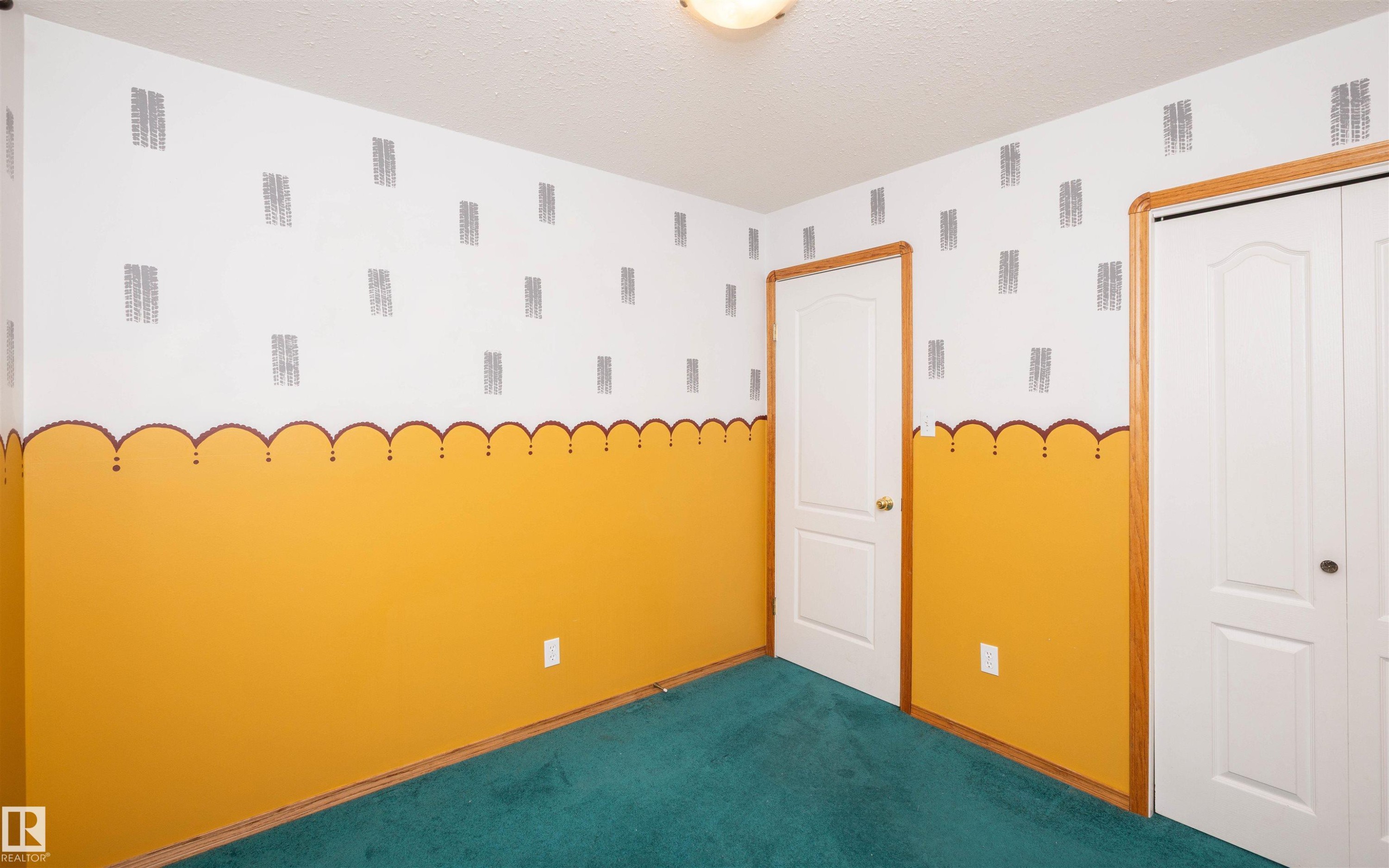 Room featuring a teal carpet and a two-tone wall design - 5116 51 Avenue, Pickardville, AB - Indoor Photo Showing Other Room