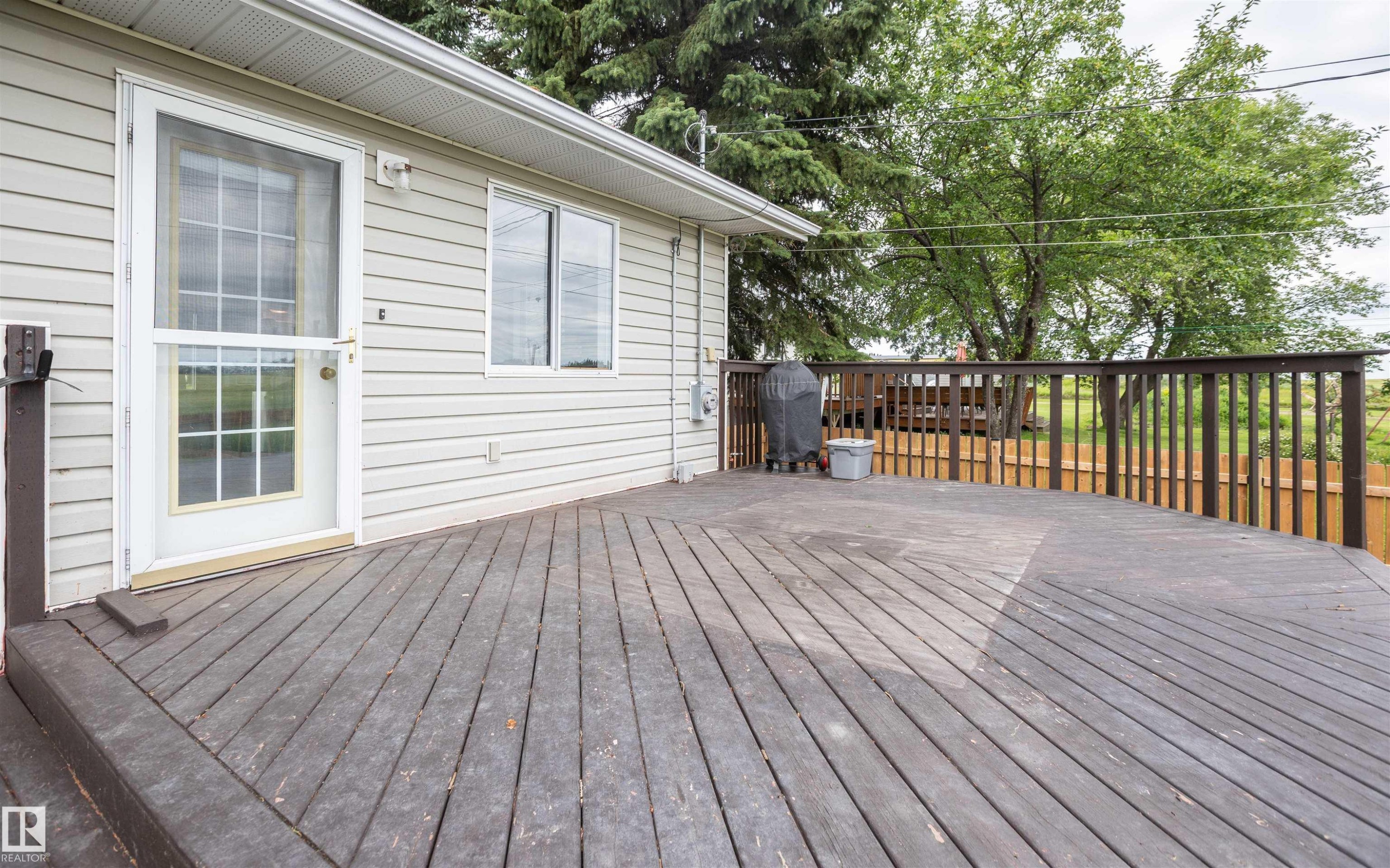 Spacious exterior deck with wood-finish flooring and a wood railing system - 5116 51 Avenue, Pickardville, AB - Outdoor With Deck Patio Veranda With Exterior