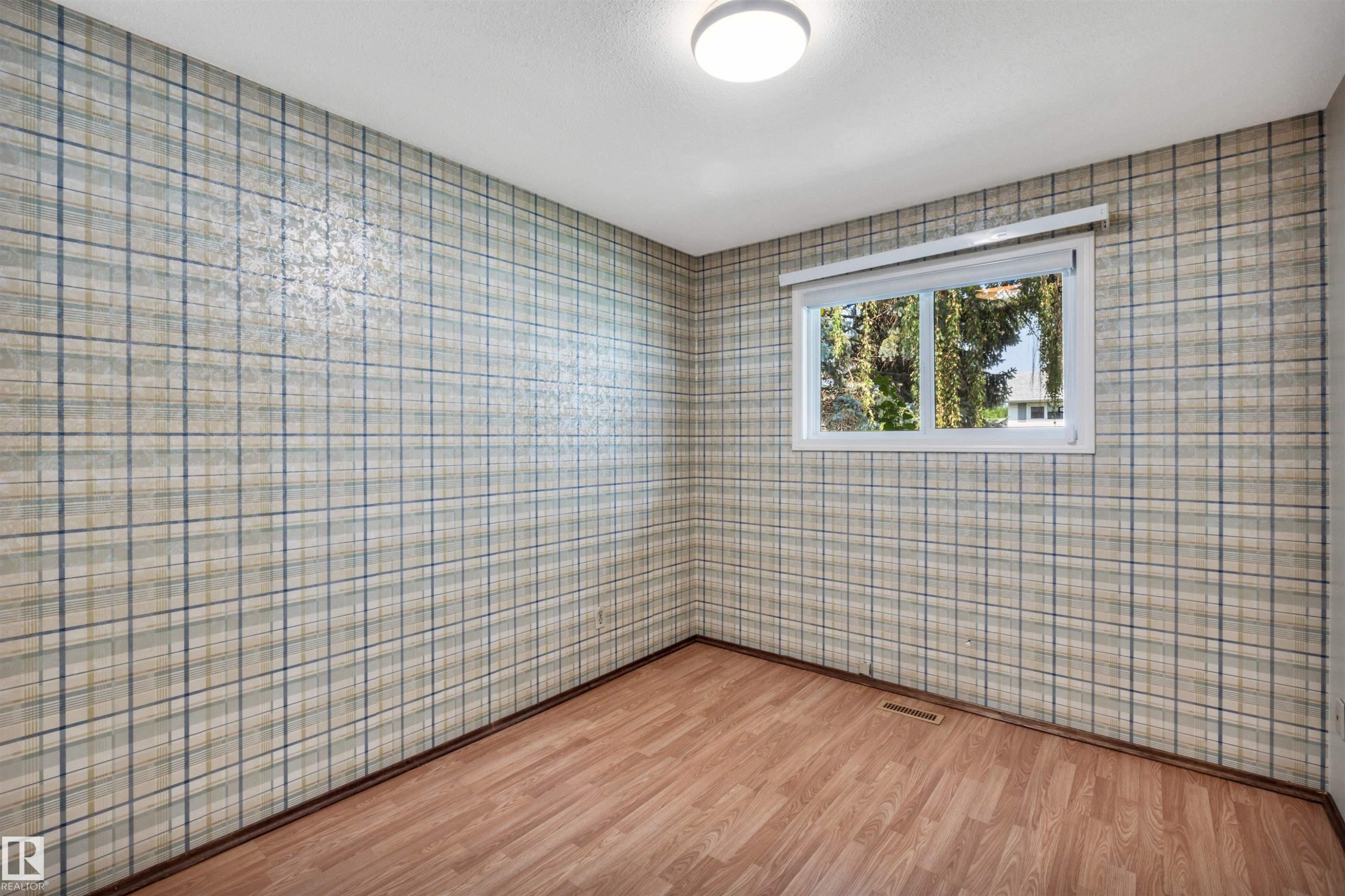 14928 69 Street Nw, Edmonton, AB - Indoor Photo Showing Other Room